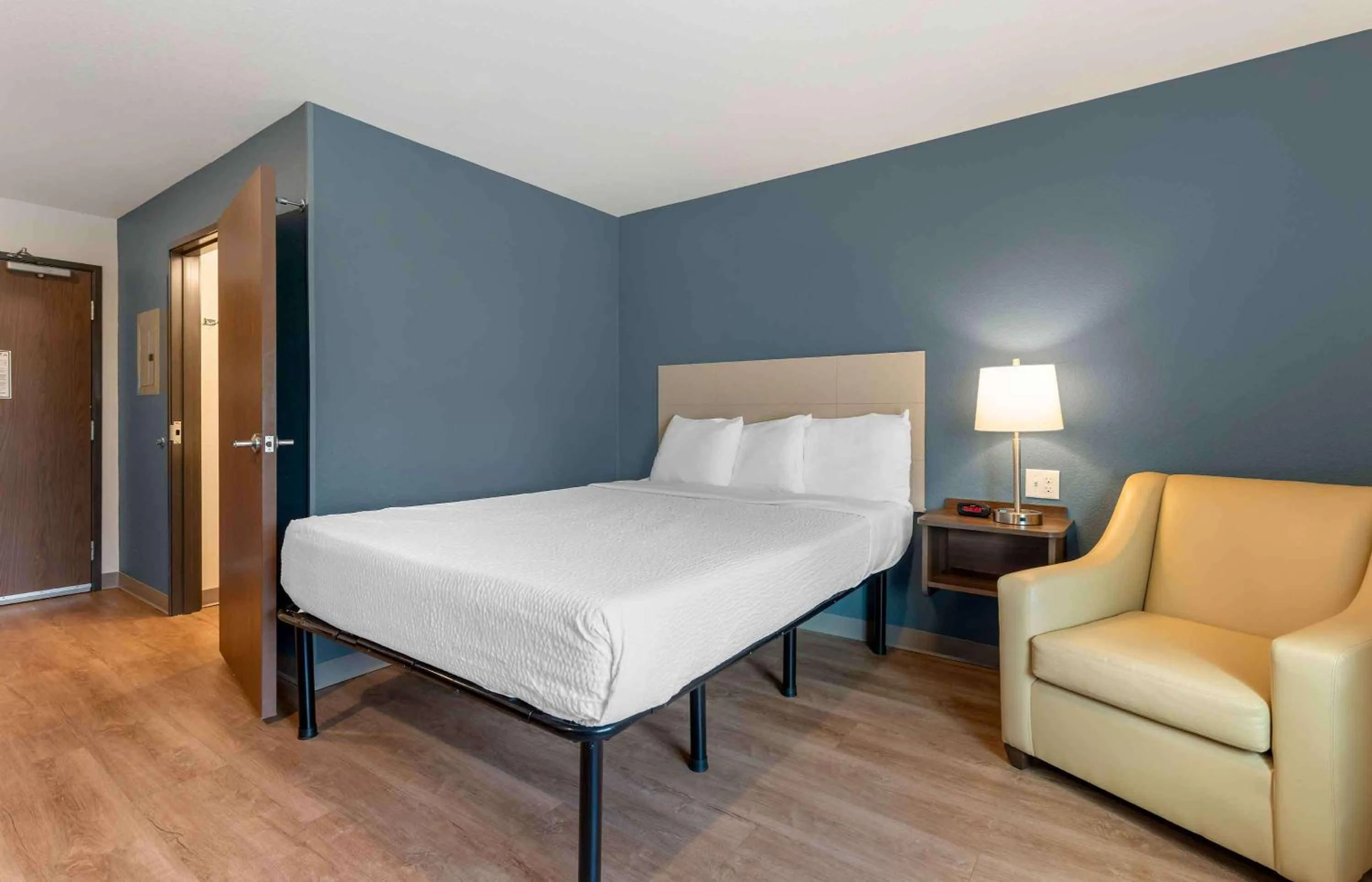 Bedroom, Bed in Extended Stay America Suites - St Paul - Woodbury
