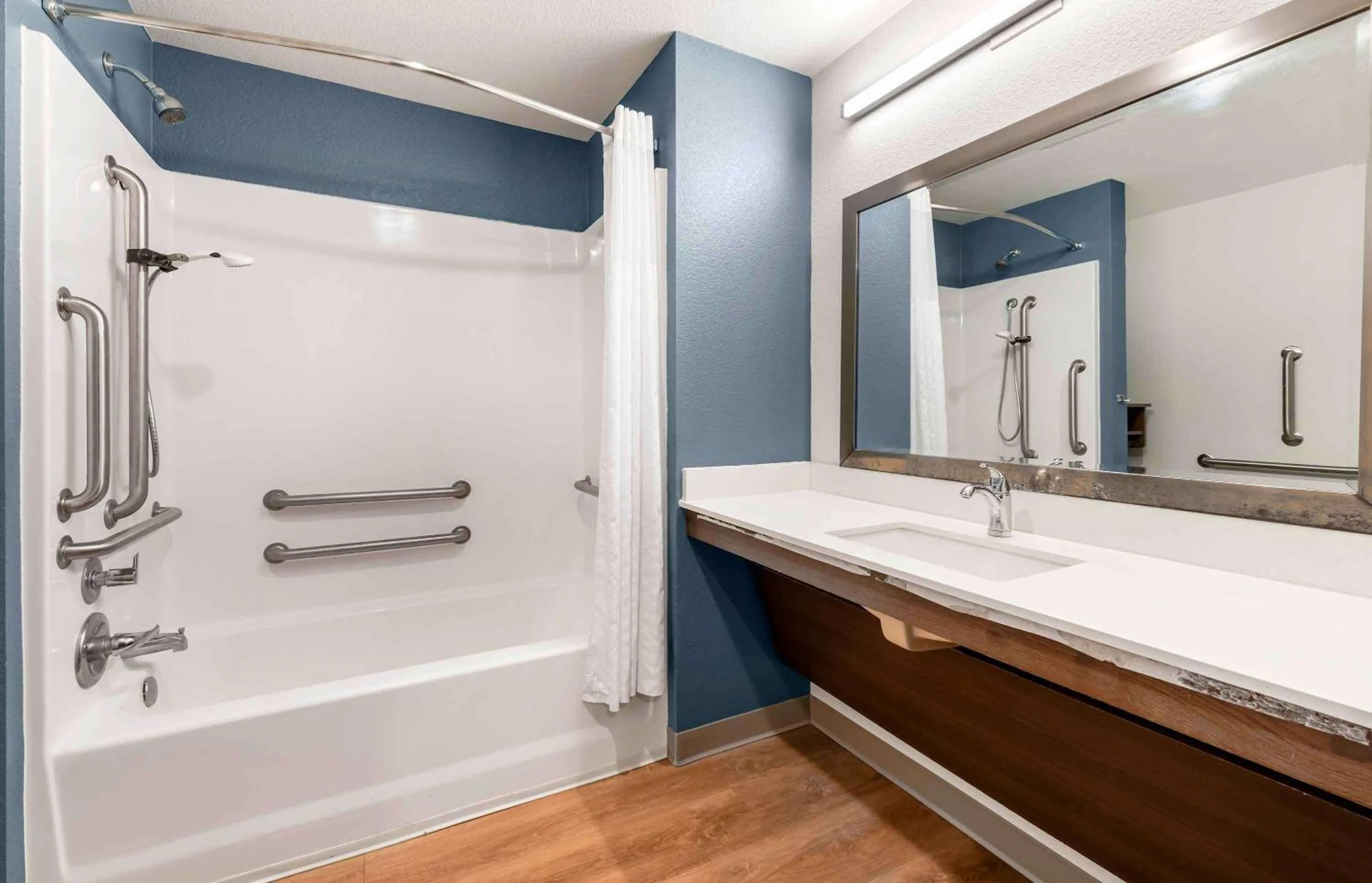 Bathroom in Extended Stay America Suites - St Paul - Woodbury