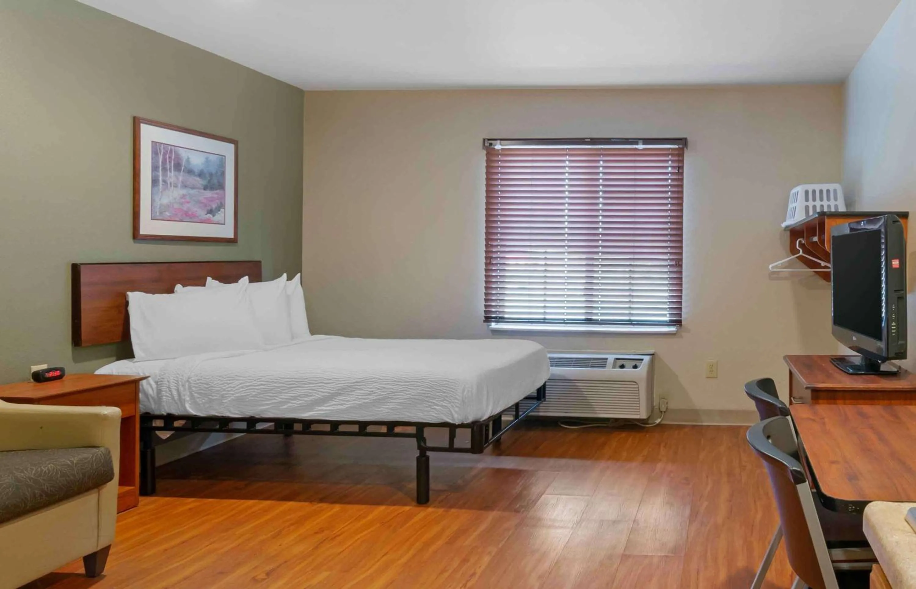 Bedroom in Extended Stay America Select Suites - Kansas City - South - I-49