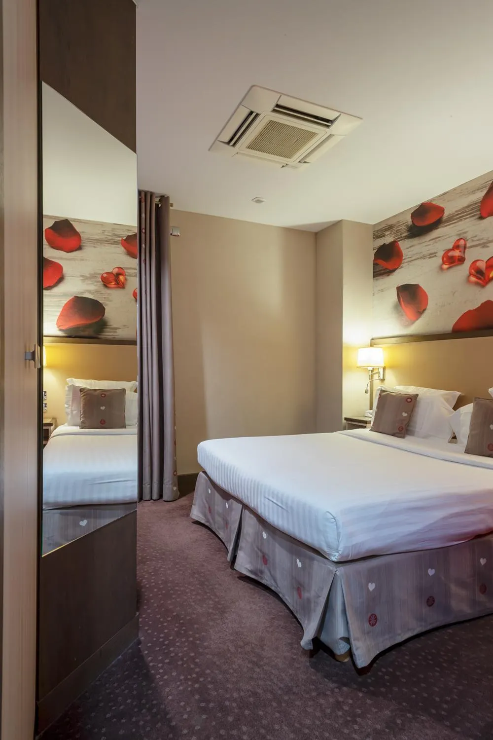 Bed in Hotel Elysa-Luxembourg