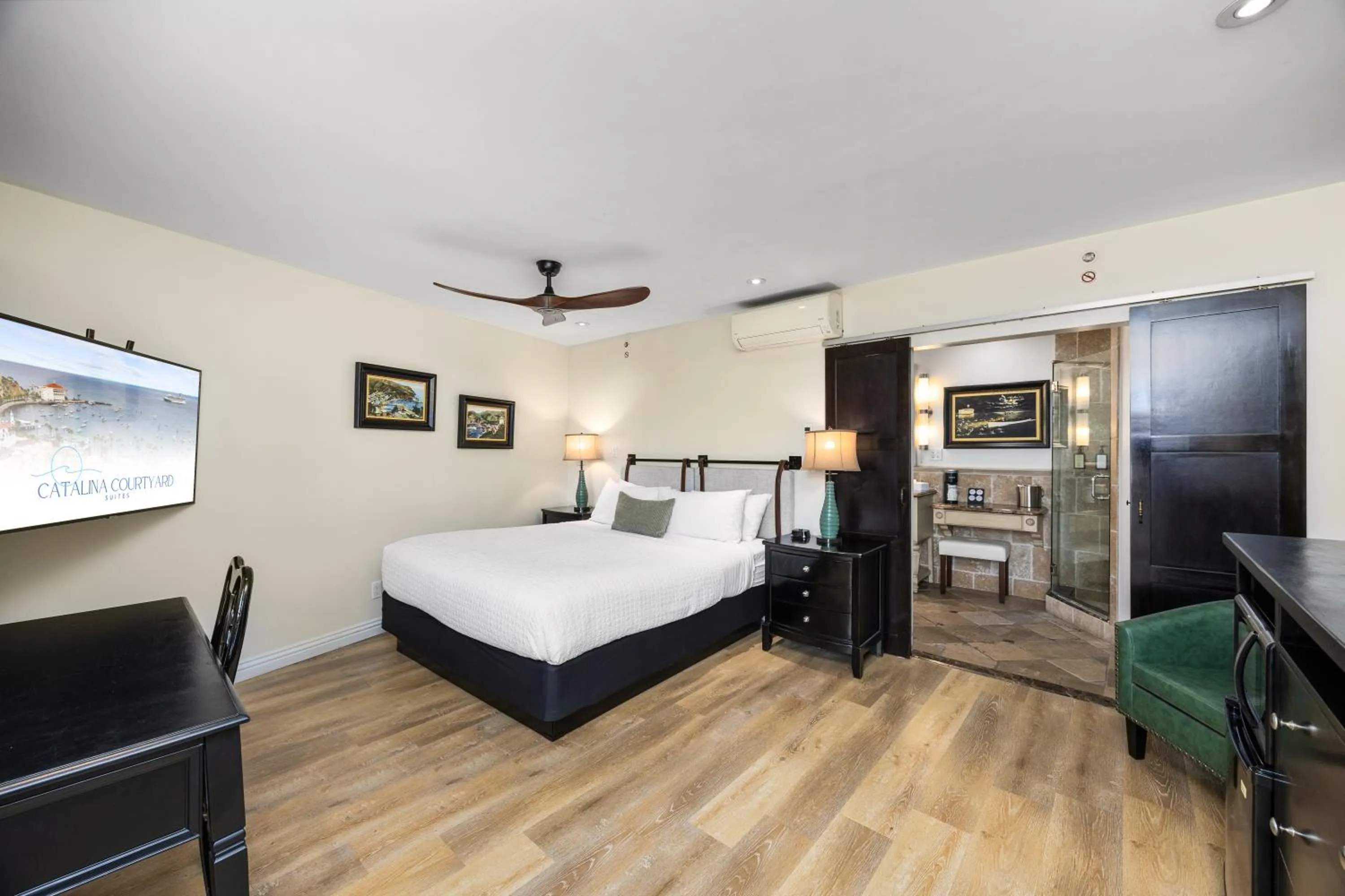 Bedroom, Bed in Catalina Courtyard Suites