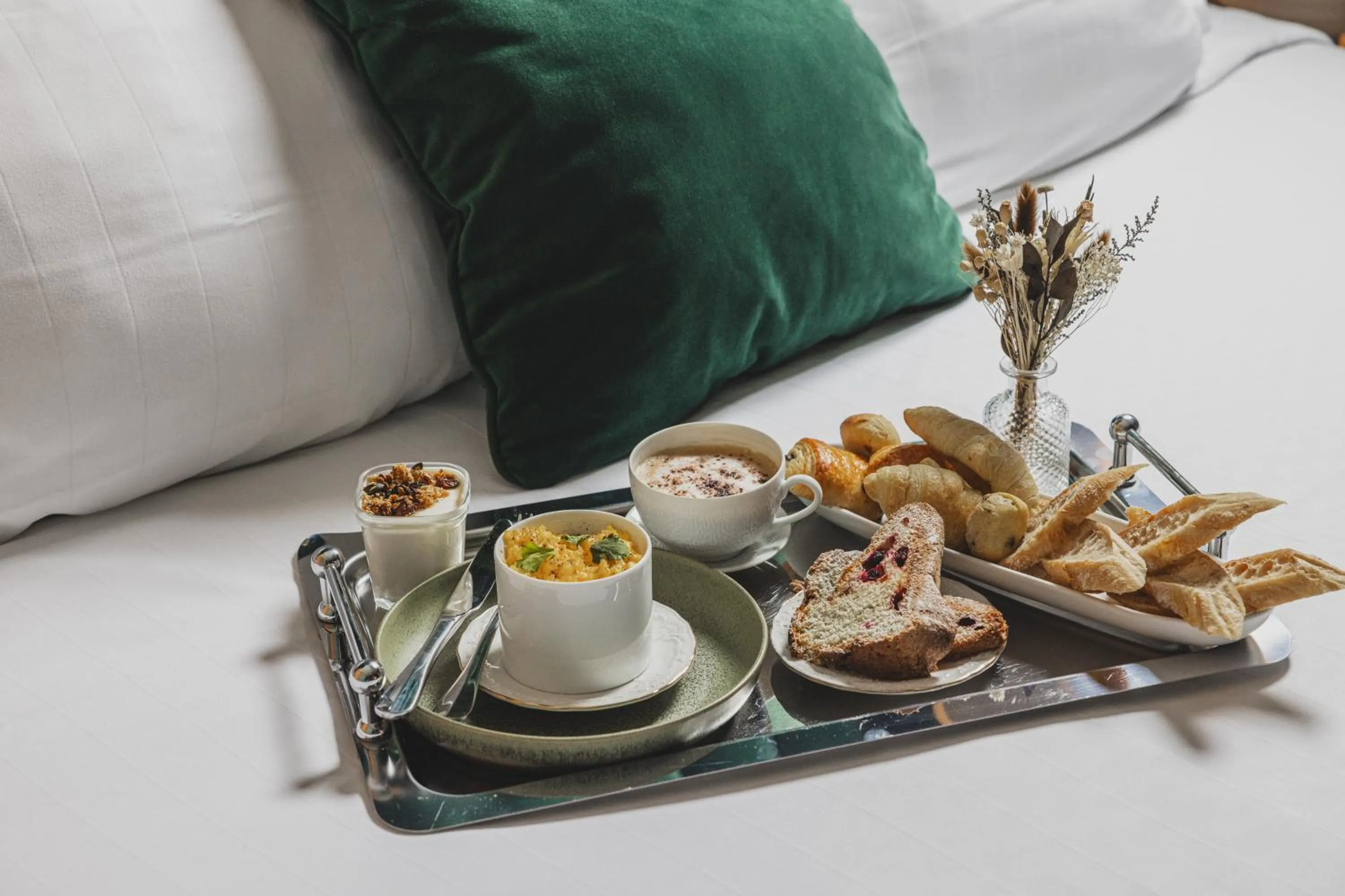 room service in Hôtel Singulier Bordeaux - Boutique Hôtel & Spa Anne Semonin