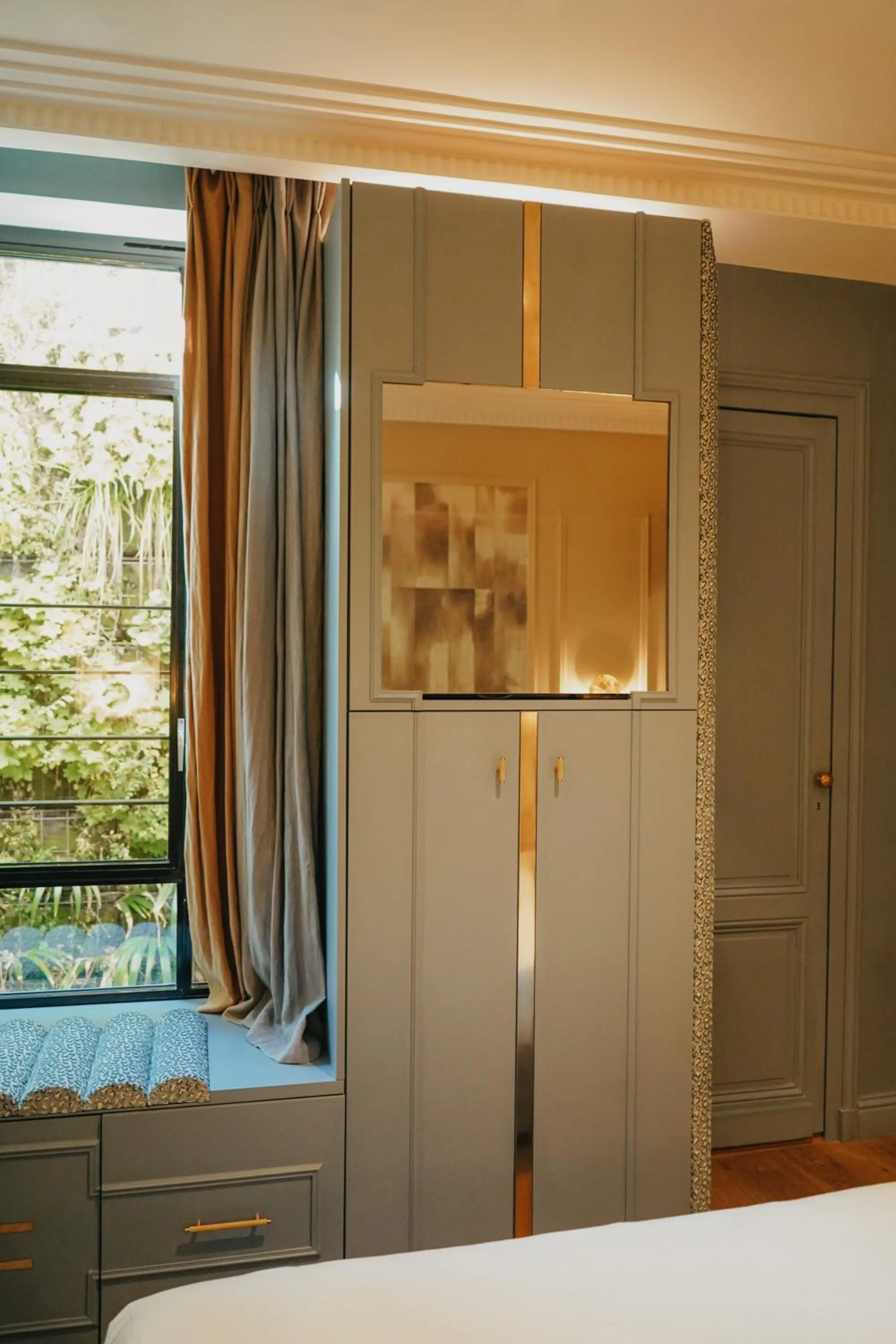 TV and multimedia in Hôtel Singulier Bordeaux - Boutique Hôtel & Spa Anne Semonin