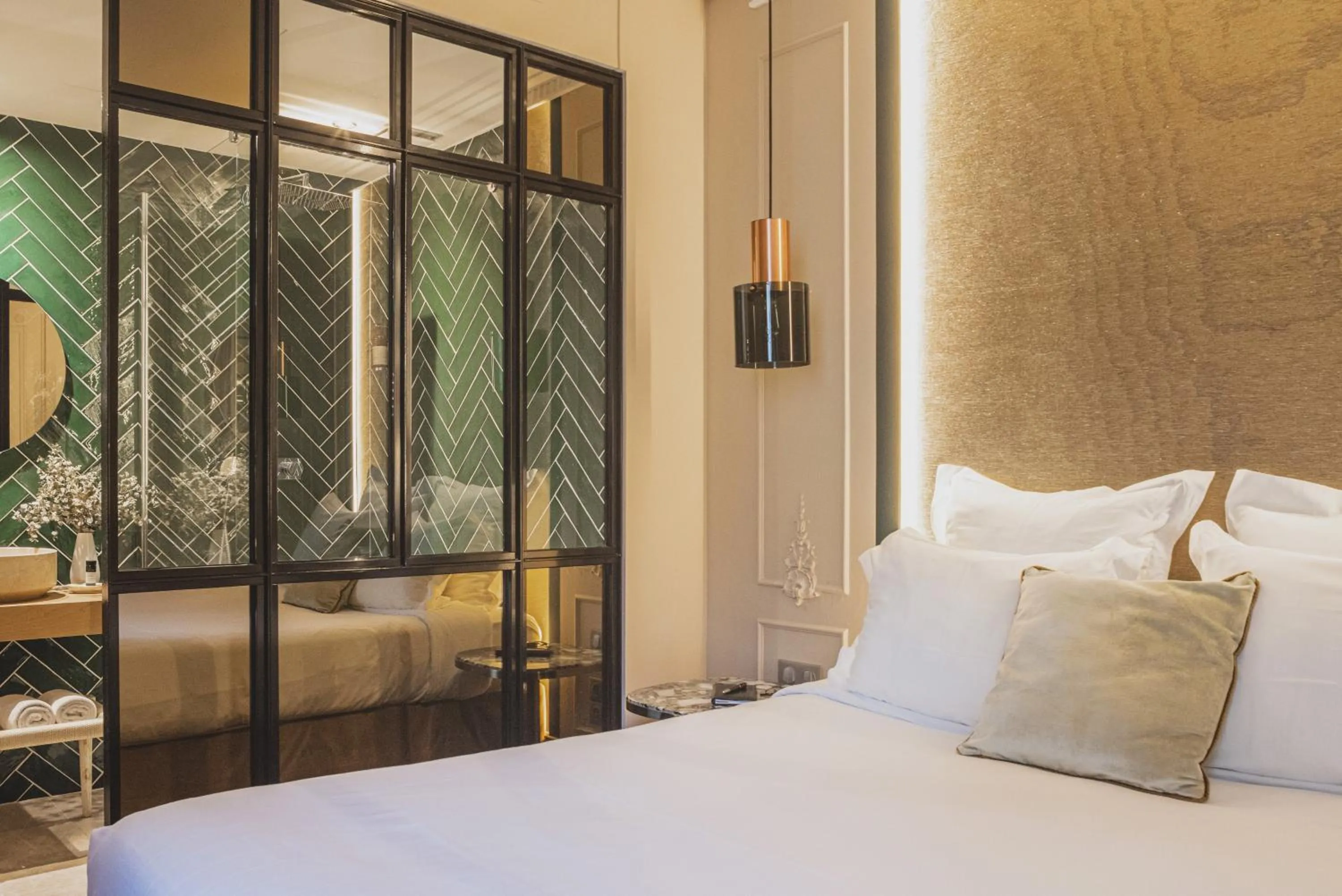 Bedroom, Bed in Hôtel Singulier Bordeaux - Boutique Hôtel & Spa Anne Semonin