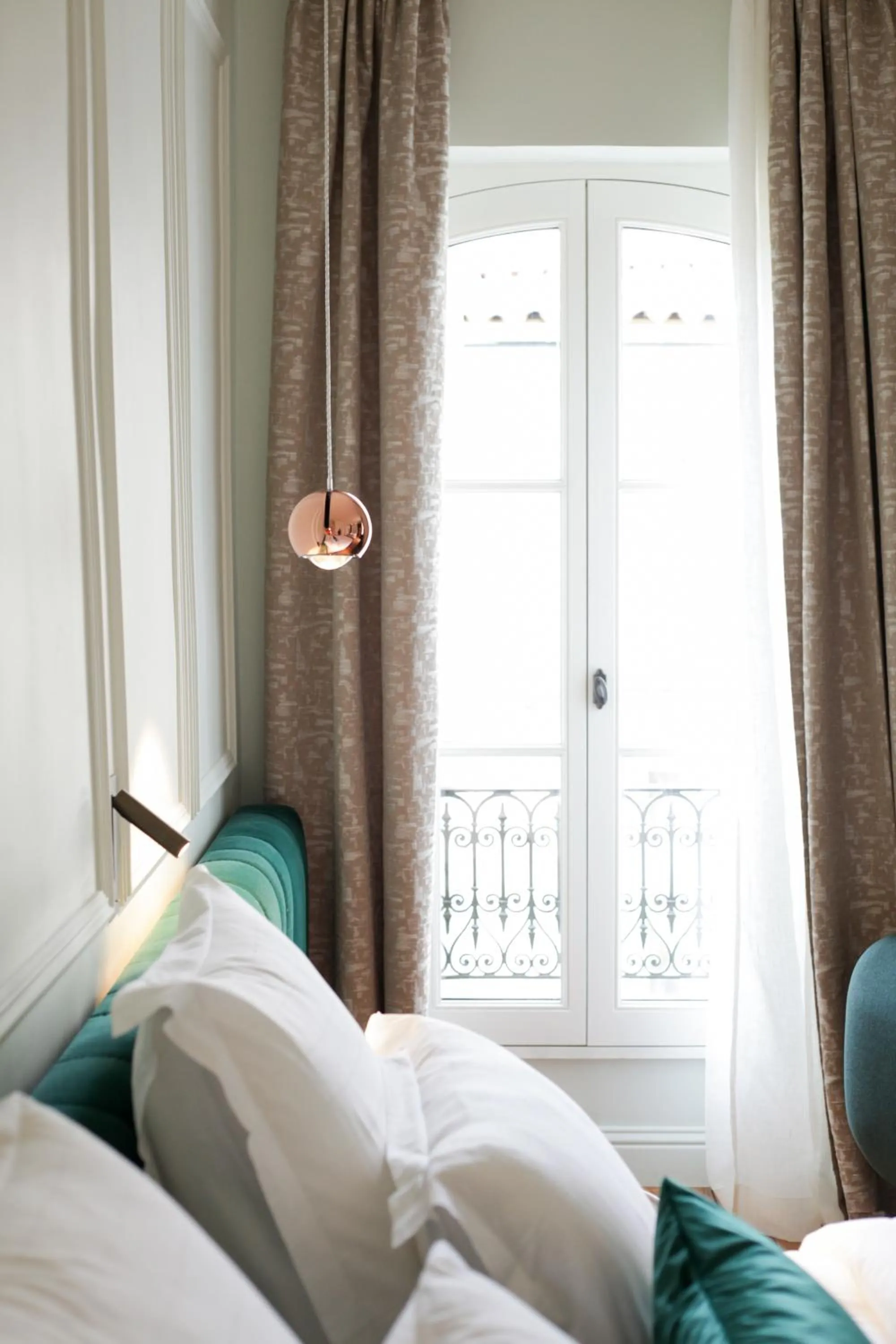 Decorative detail, Bed in Hôtel Singulier Bordeaux - Boutique Hôtel & Spa Anne Semonin