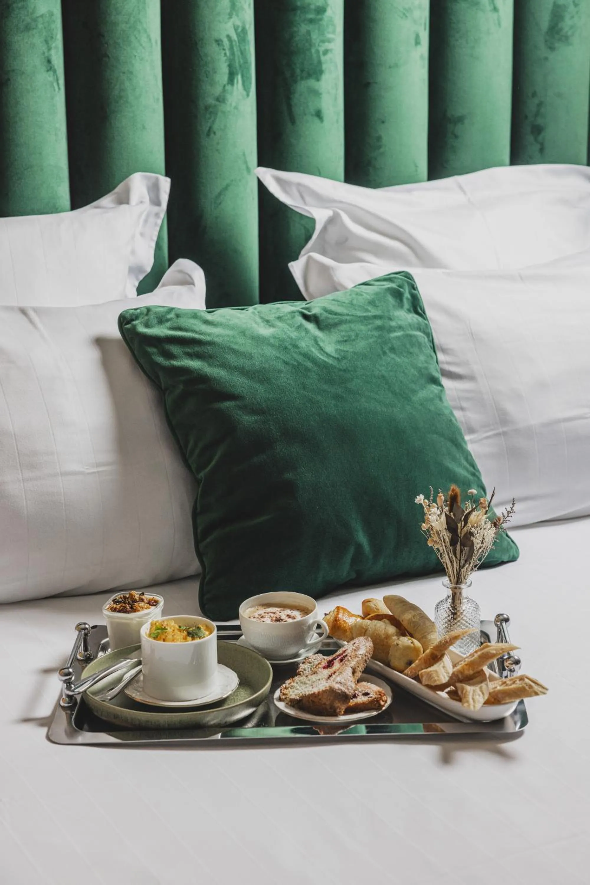 Food close-up, Bed in Hôtel Singulier Bordeaux - Boutique Hôtel & Spa Anne Semonin