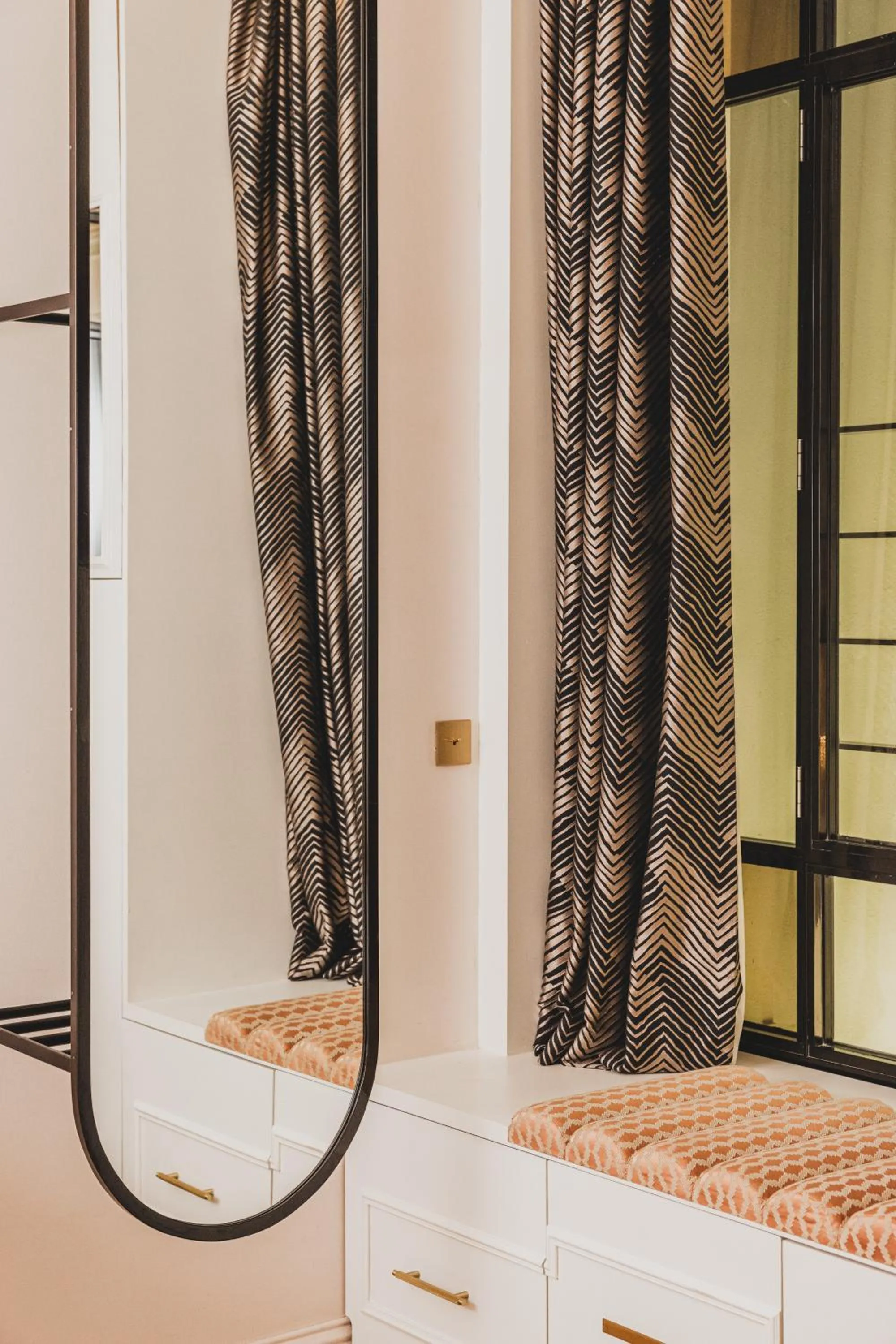 Decorative detail, Bed in Hôtel Singulier Bordeaux - Boutique Hôtel & Spa Anne Semonin