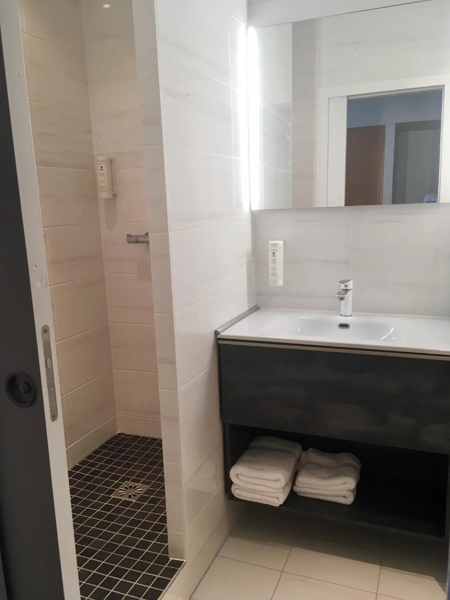 Shower in Best Western Adagio Saumur