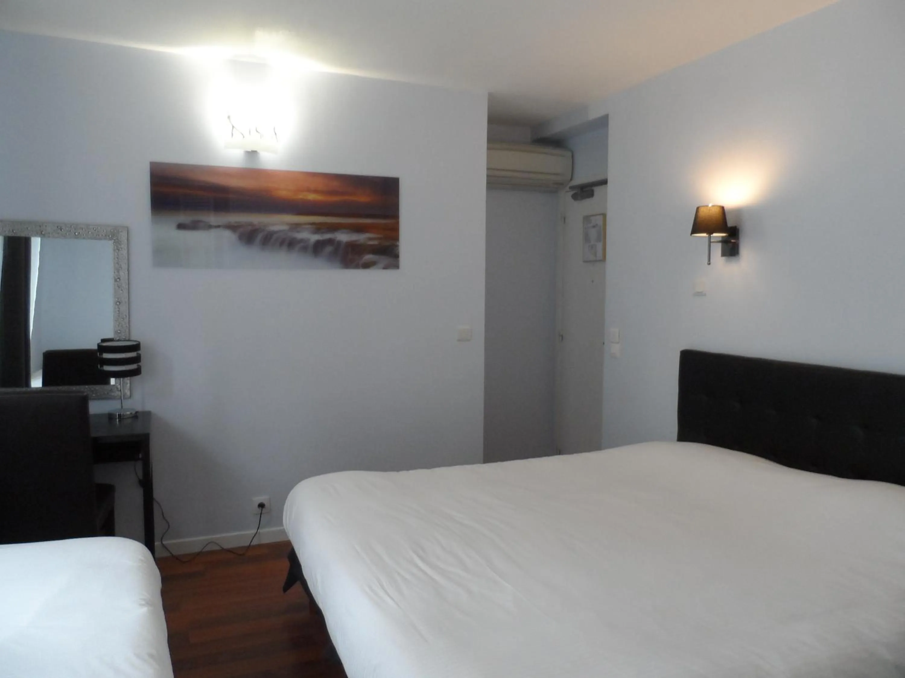 Photo of the whole room, Bed in Prince Monceau