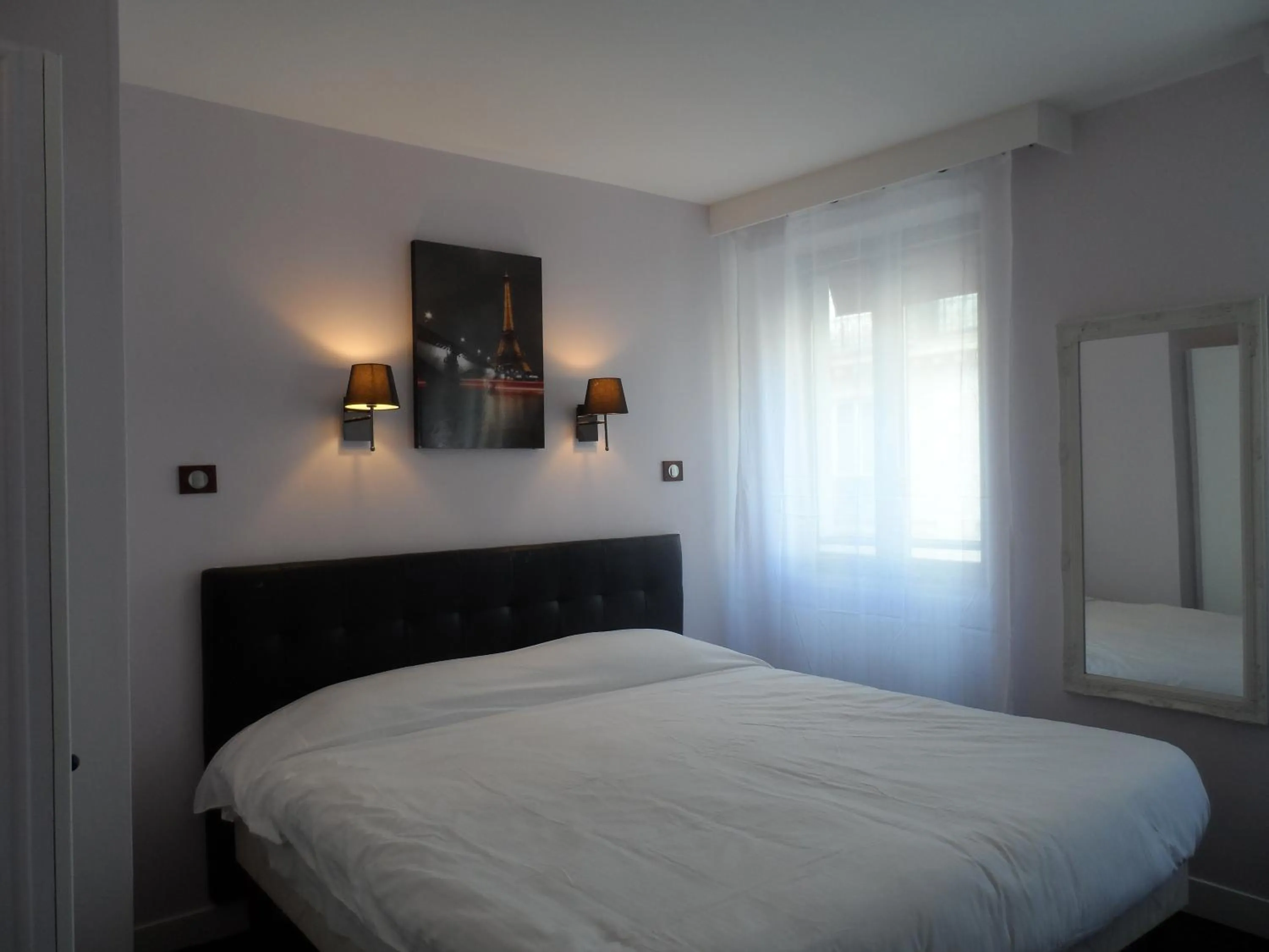 Photo of the whole room, Bed in Prince Monceau