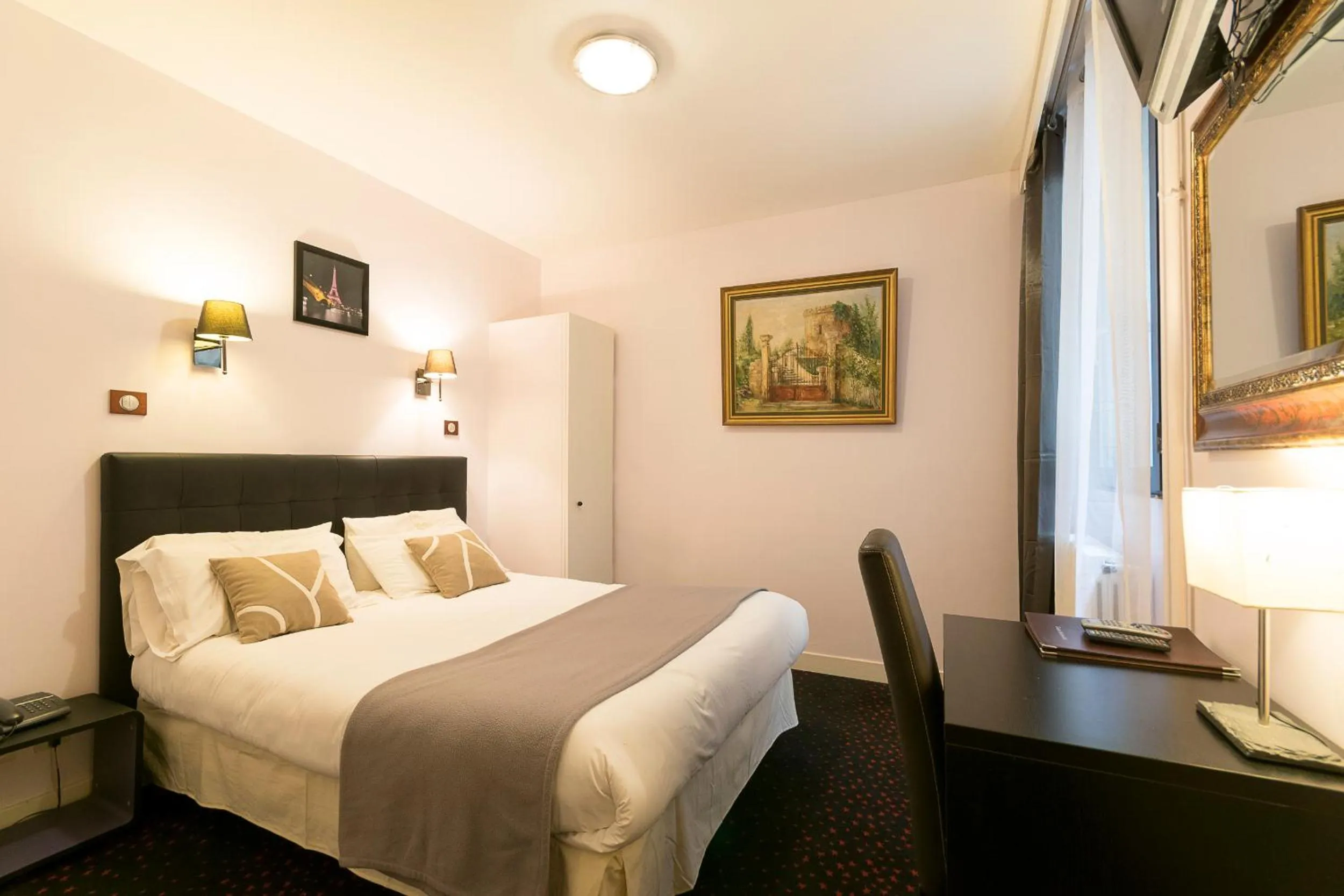 Bedroom, Bed in Prince Monceau