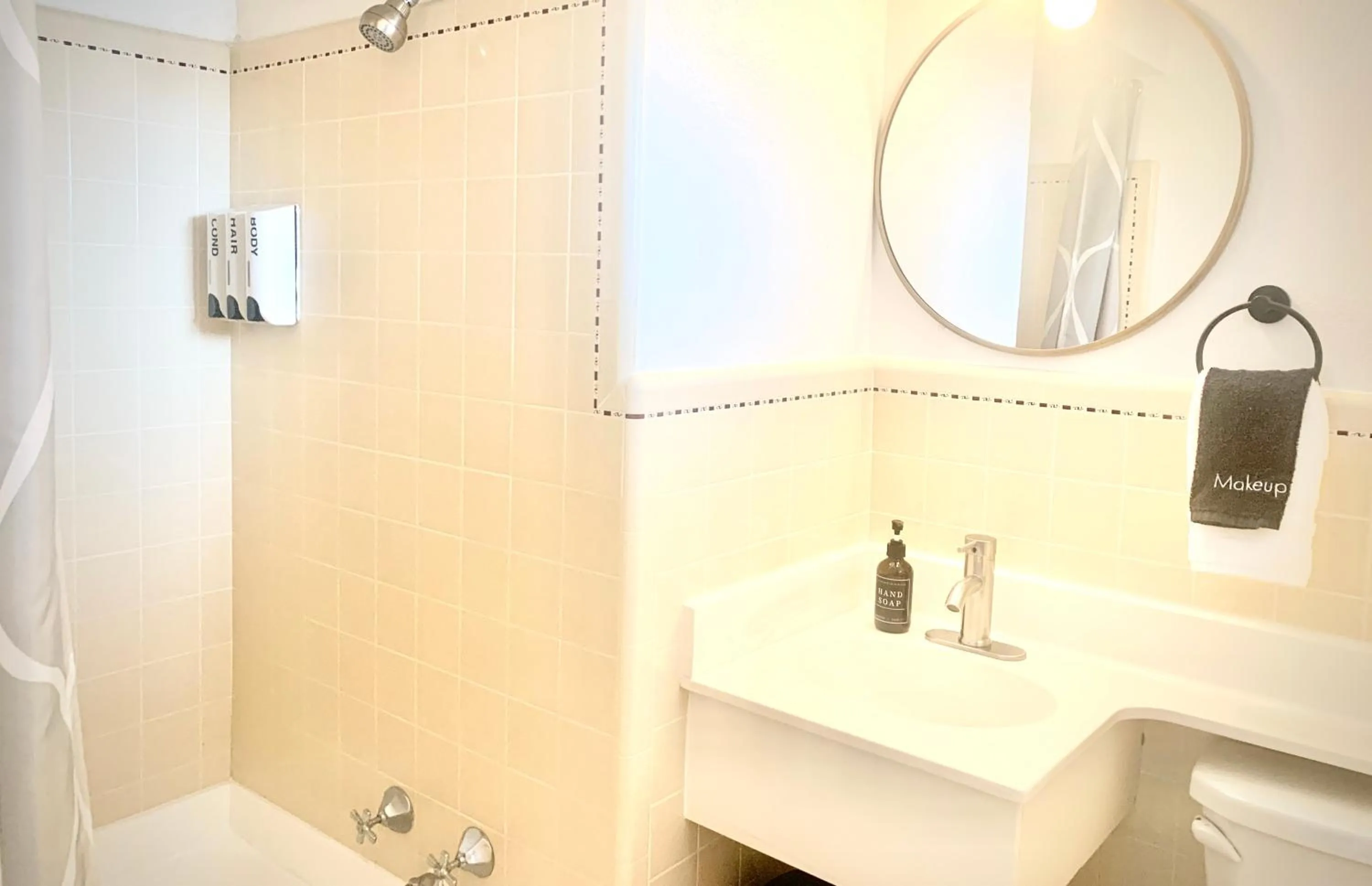 Shower in Dragonfly Motor Lodge