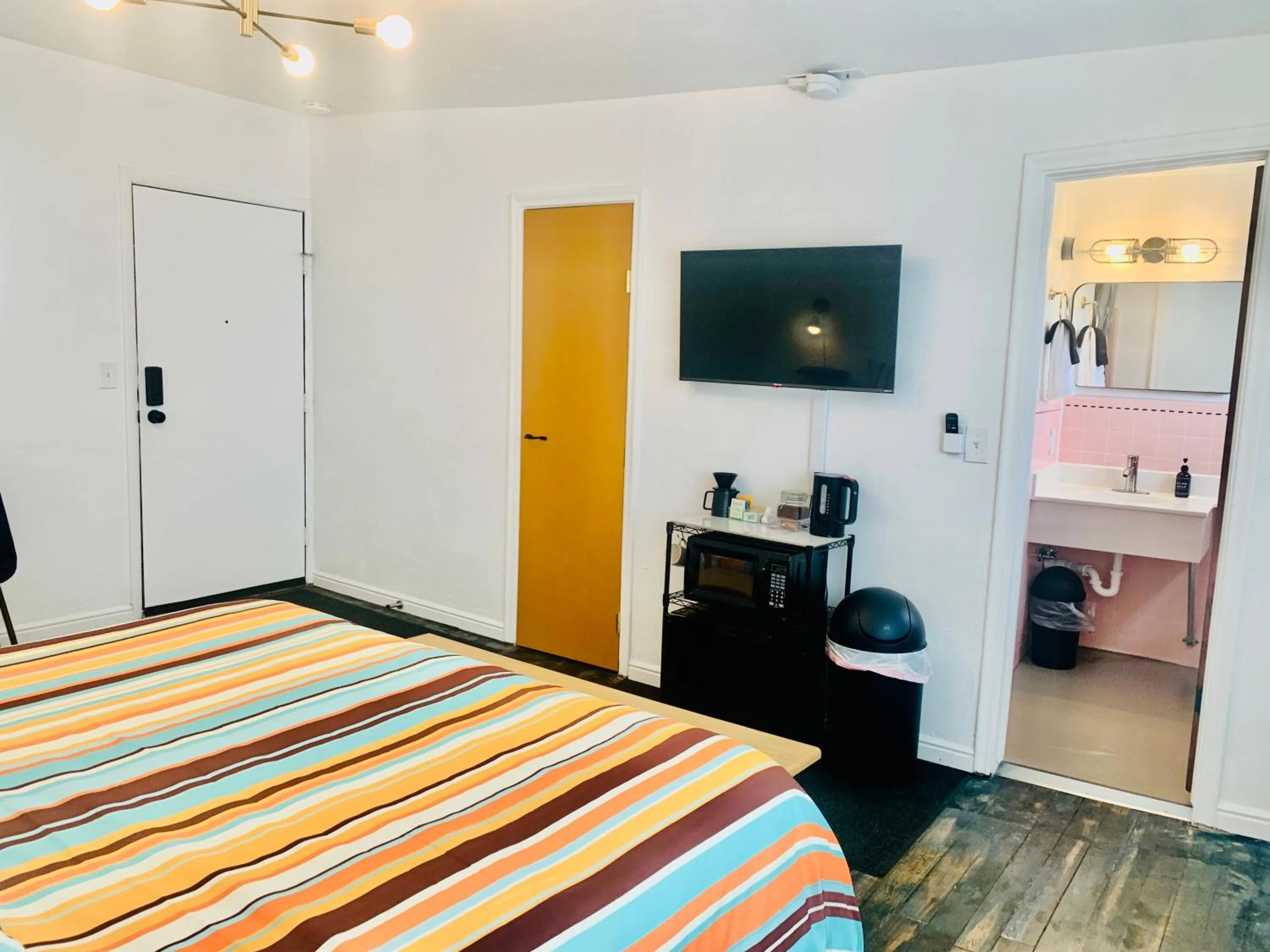 Bed in Dragonfly Motor Lodge