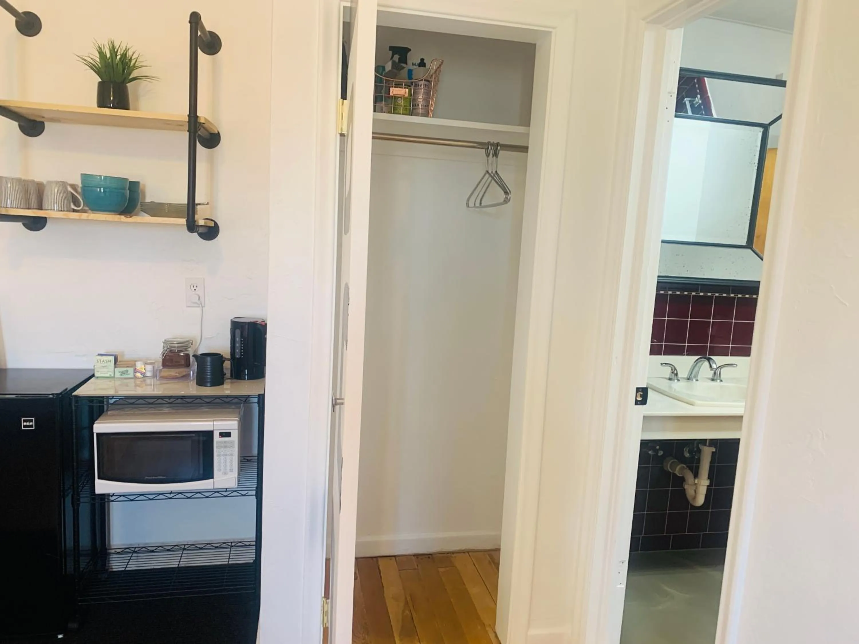 Kitchen or kitchenette in Dragonfly Motor Lodge