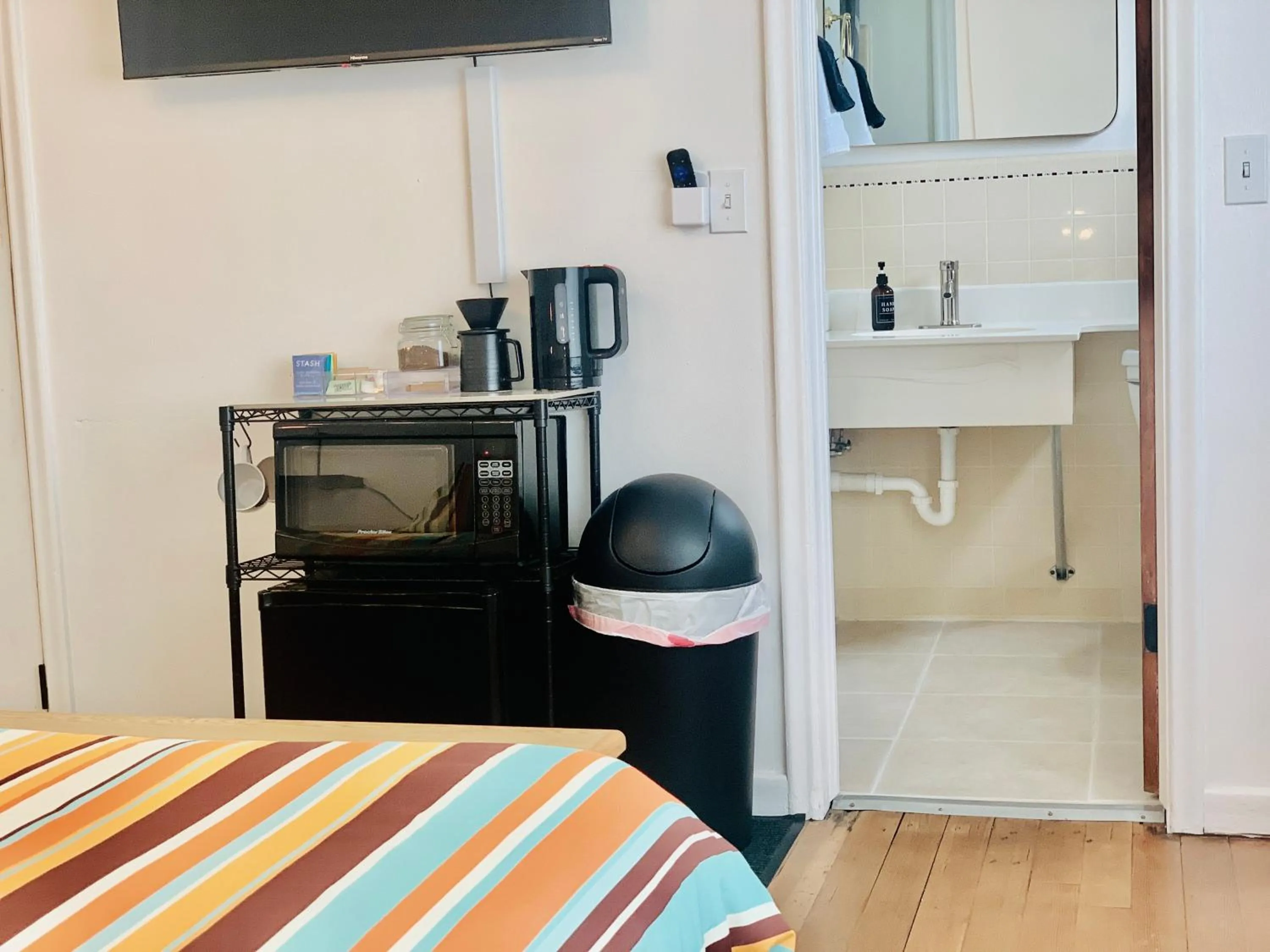 Kitchen or kitchenette, Bed in Dragonfly Motor Lodge