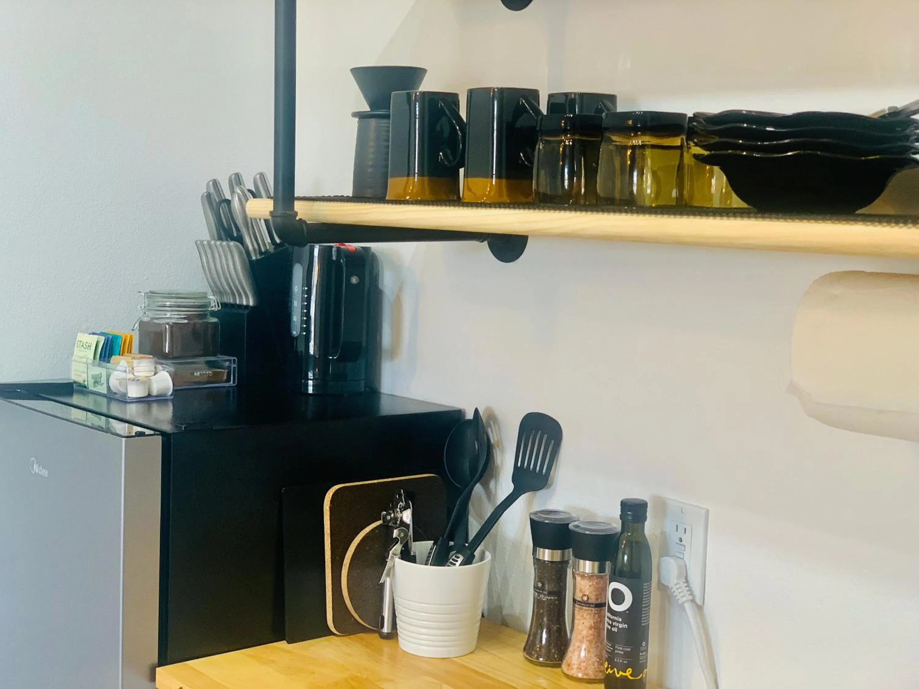 Kitchen or kitchenette in Dragonfly Motor Lodge