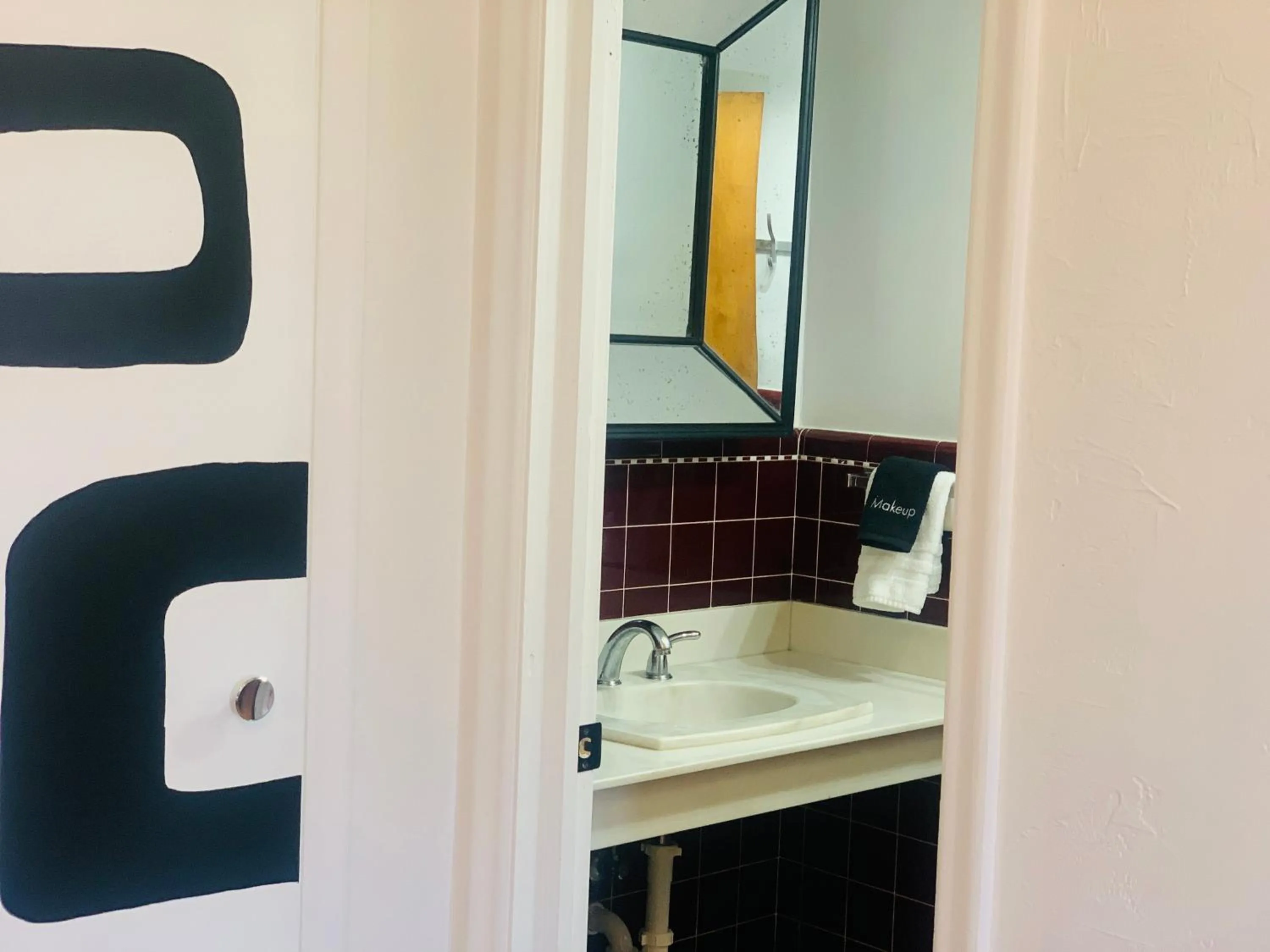 Bathroom in Dragonfly Motor Lodge