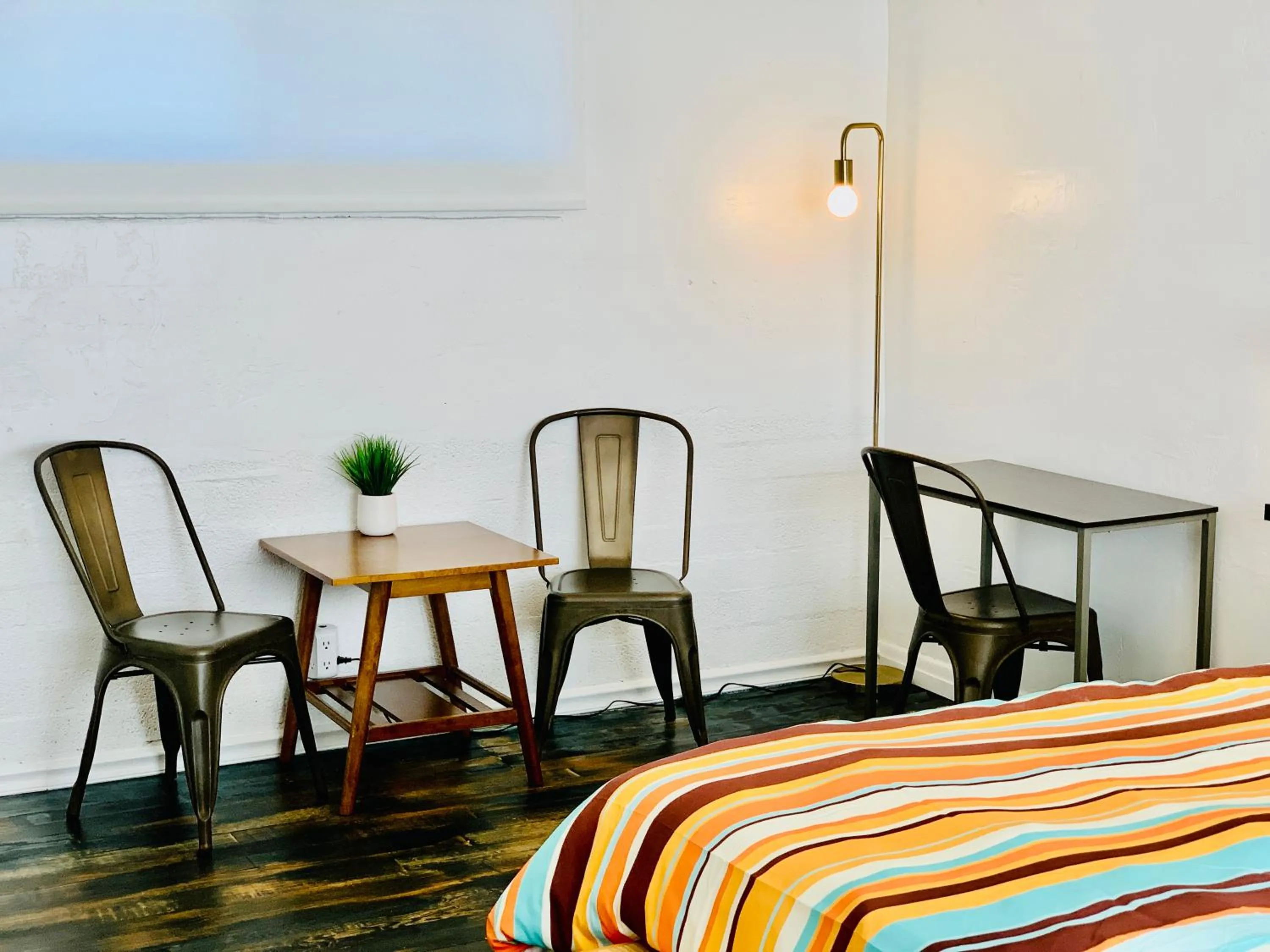 Seating area, Bed in Dragonfly Motor Lodge