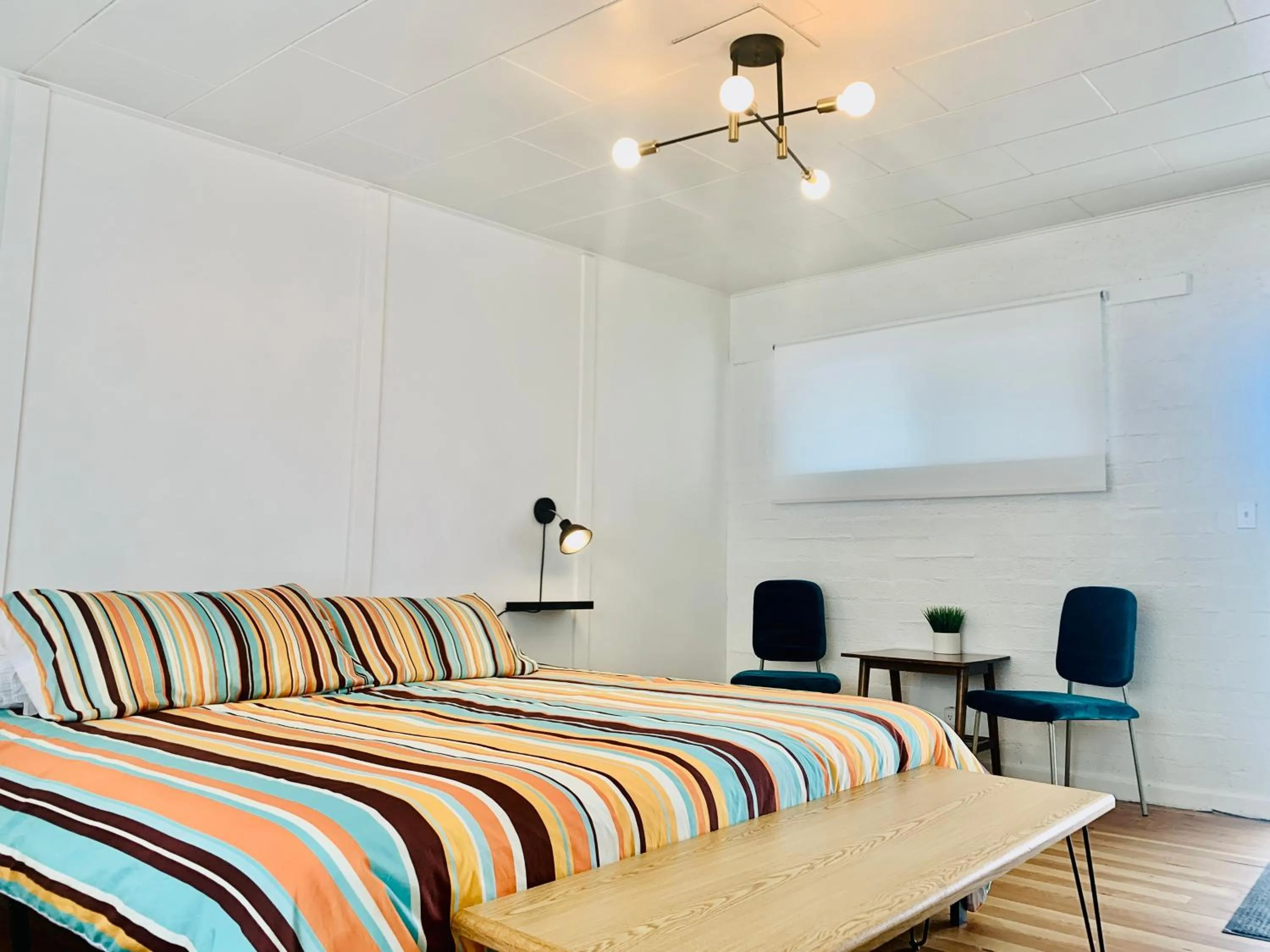 Bedroom, Bed in Dragonfly Motor Lodge