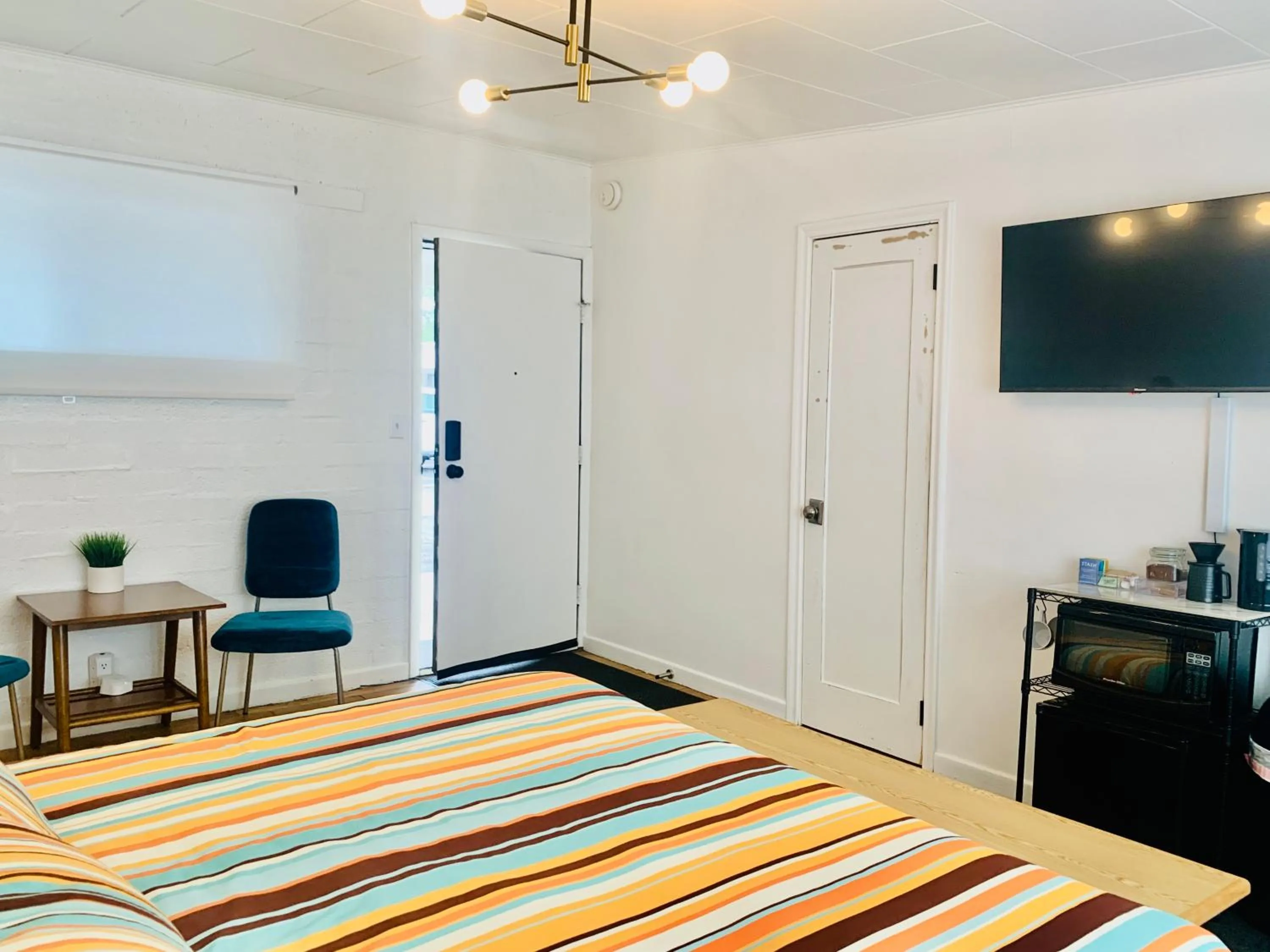 Bedroom, Bed in Dragonfly Motor Lodge