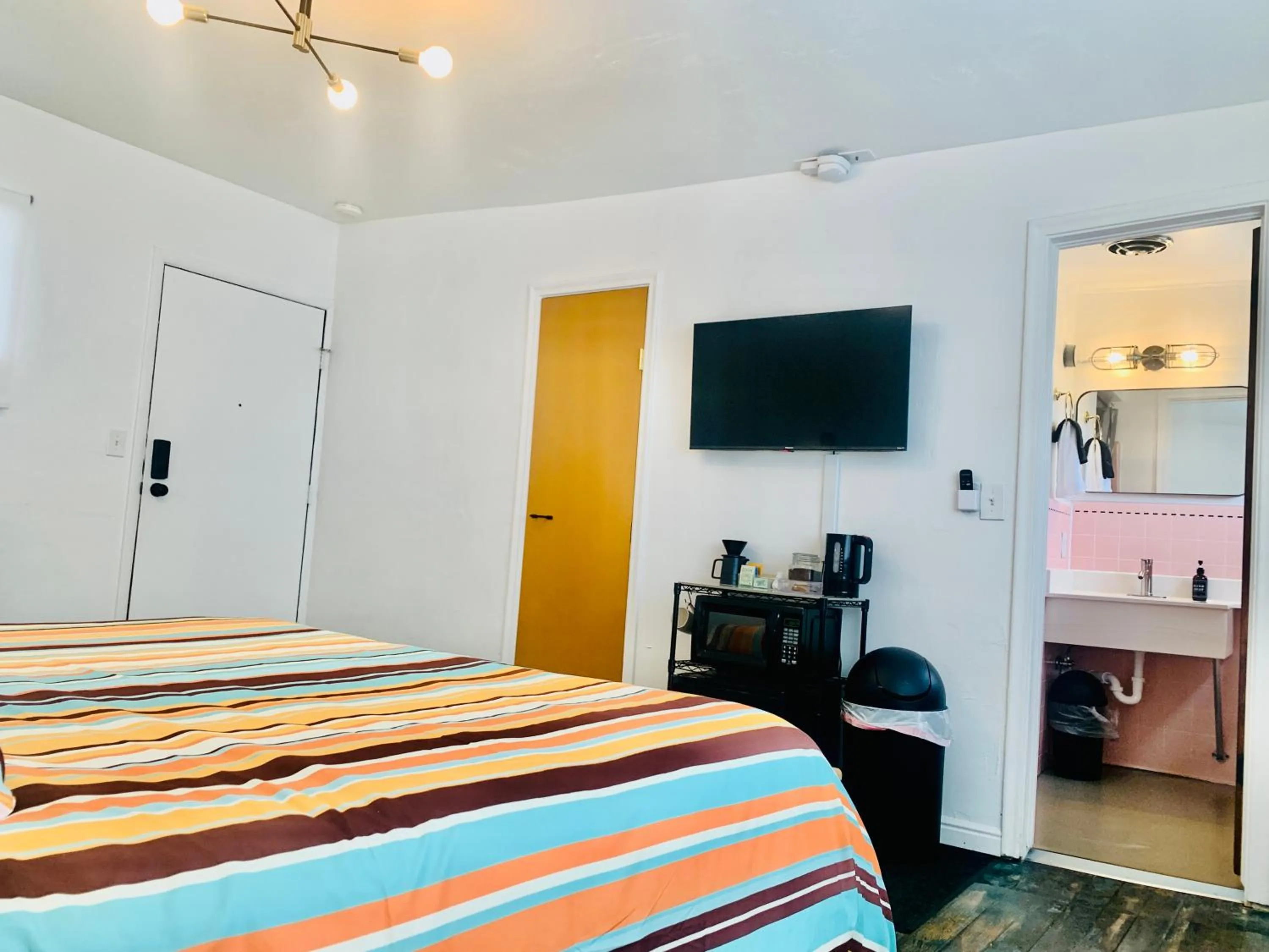 Bedroom, Bed in Dragonfly Motor Lodge