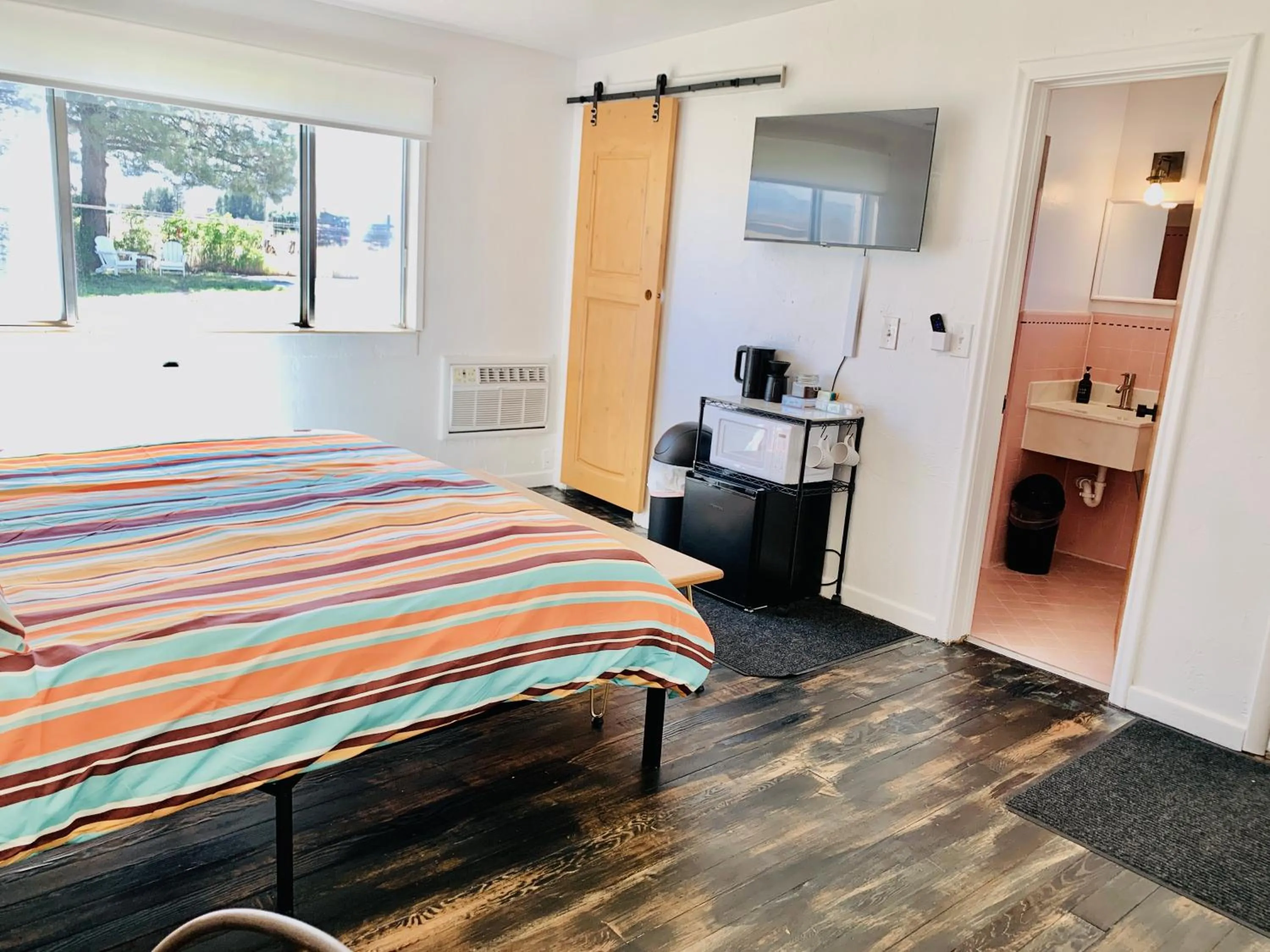 Bed in Dragonfly Motor Lodge