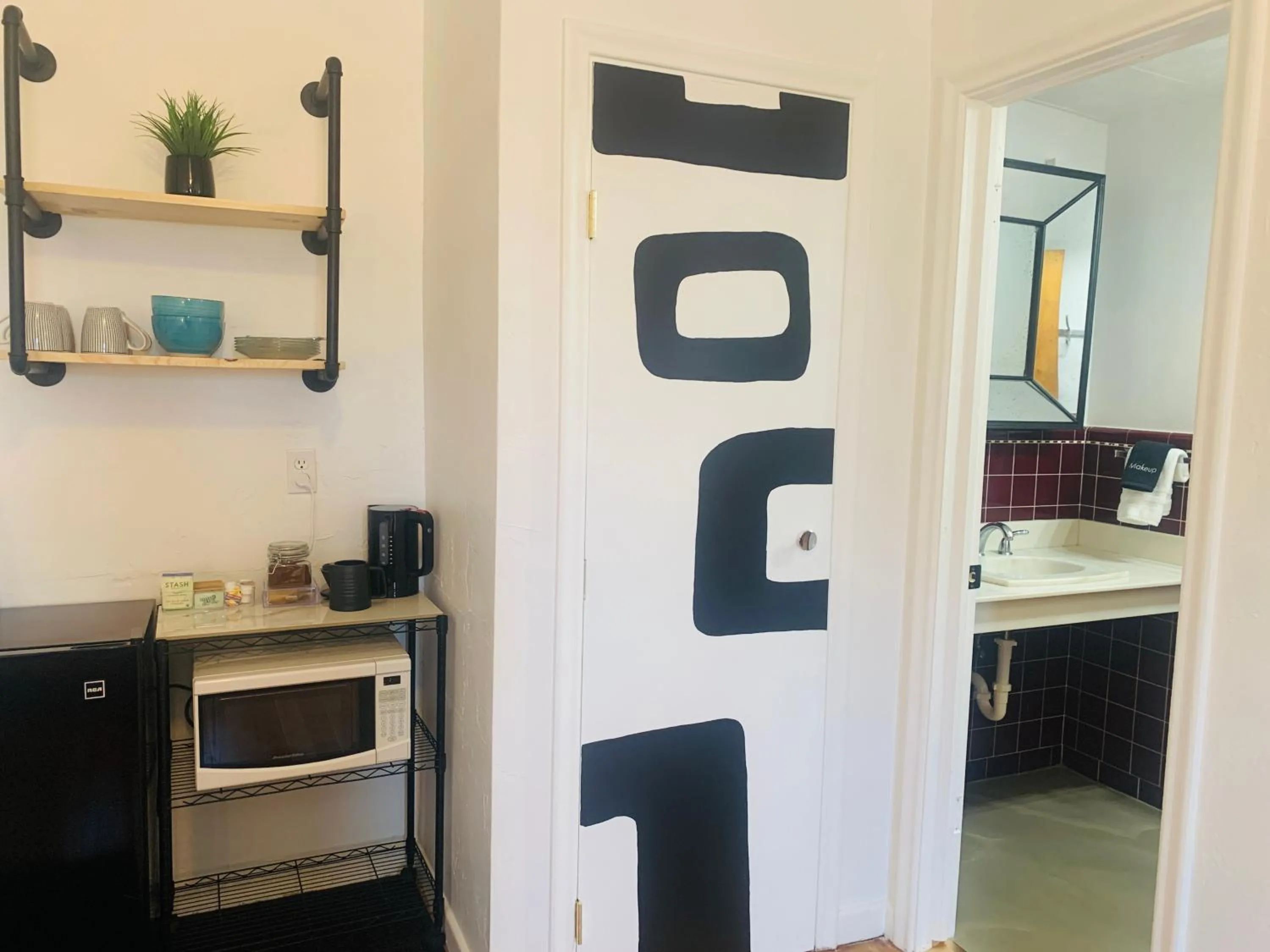 Kitchen or kitchenette in Dragonfly Motor Lodge