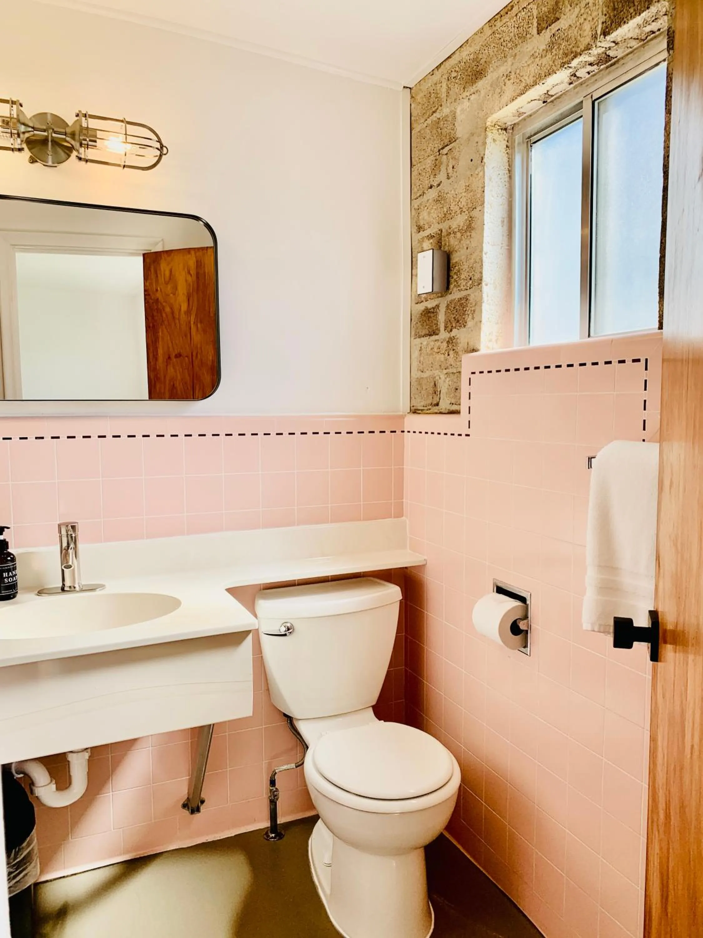 Bathroom in Dragonfly Motor Lodge