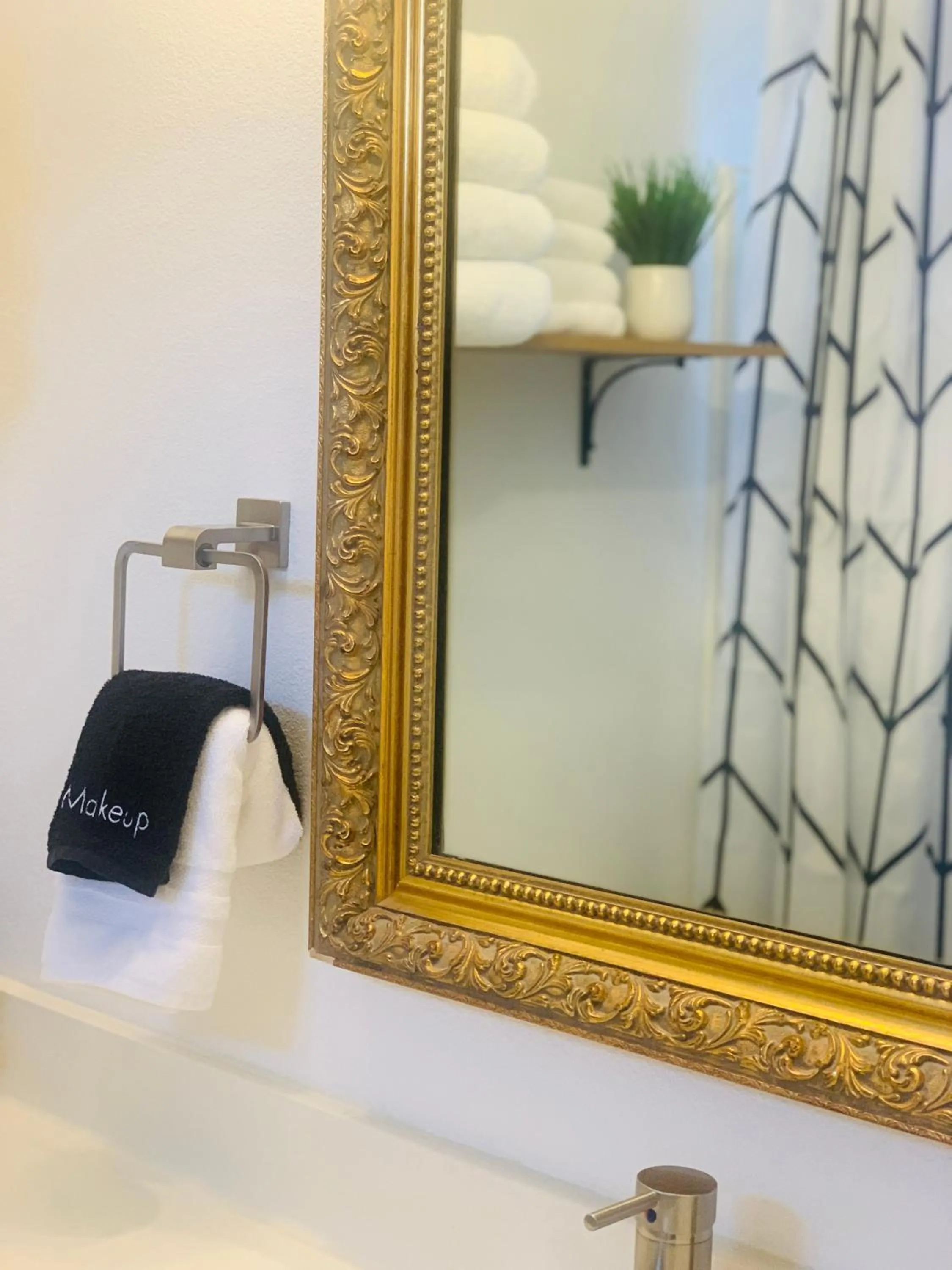 Bathroom in Dragonfly Motor Lodge