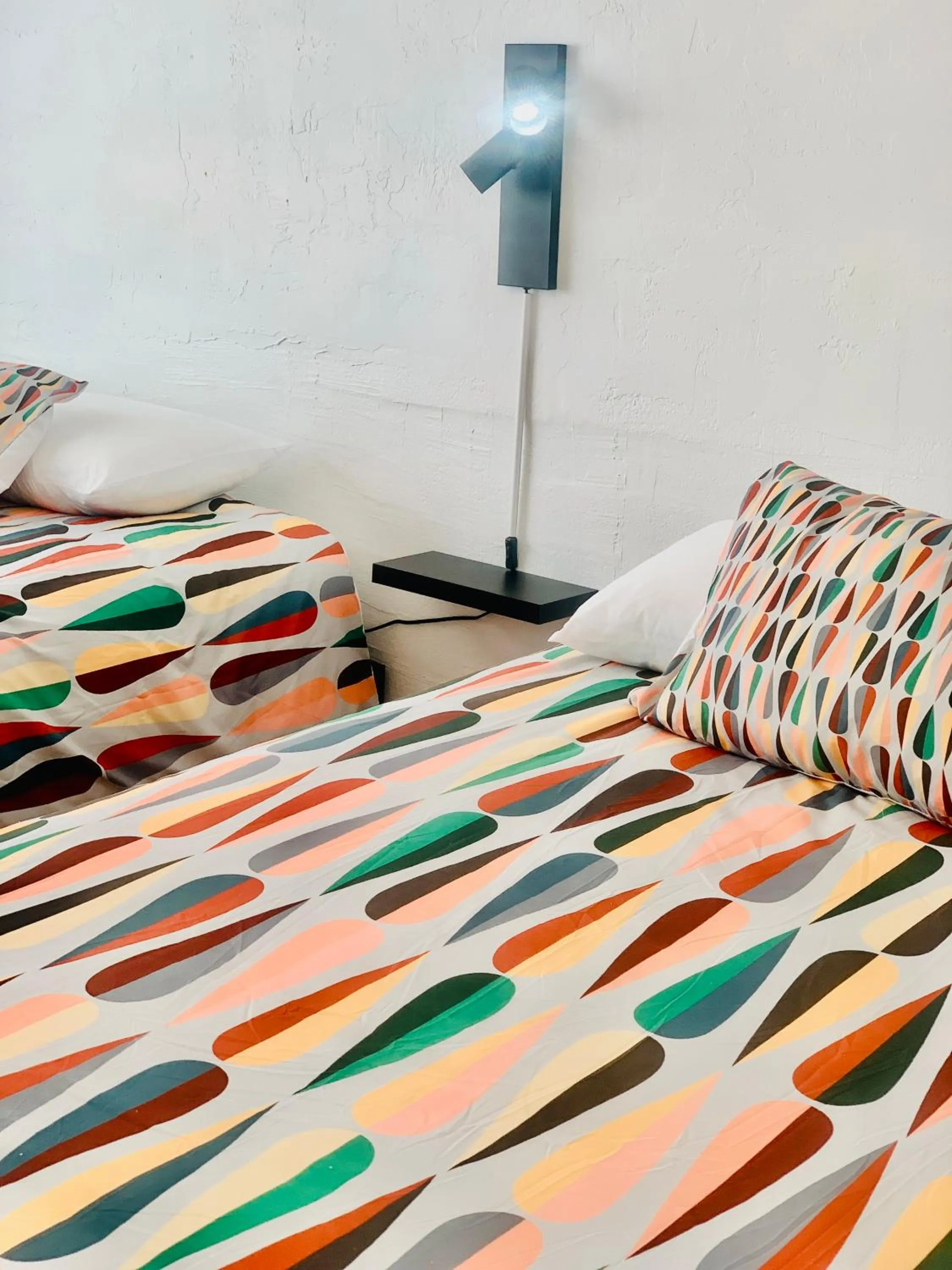 Bedroom, Bed in Dragonfly Motor Lodge