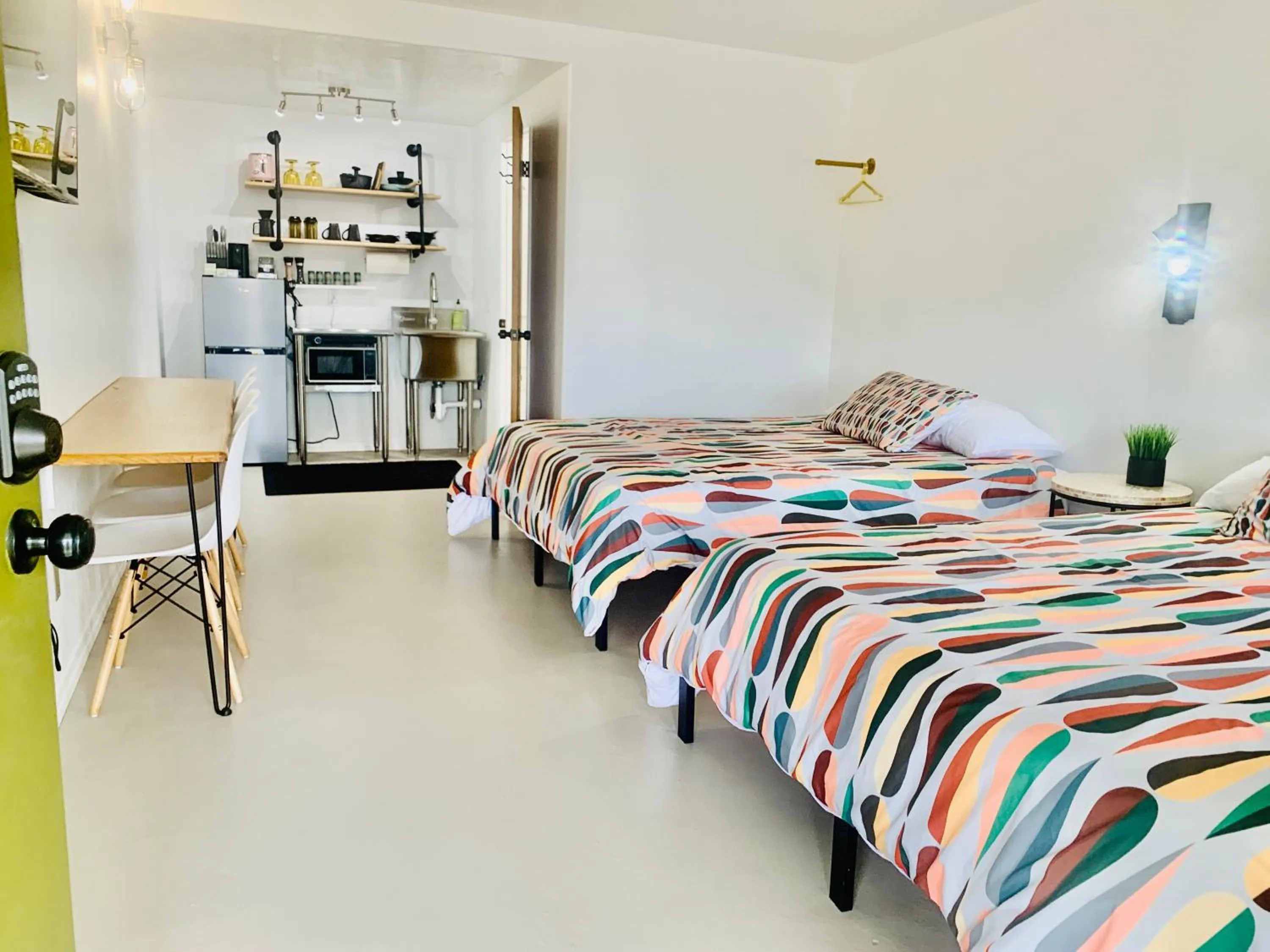 Kitchen or kitchenette, Bed in Dragonfly Motor Lodge