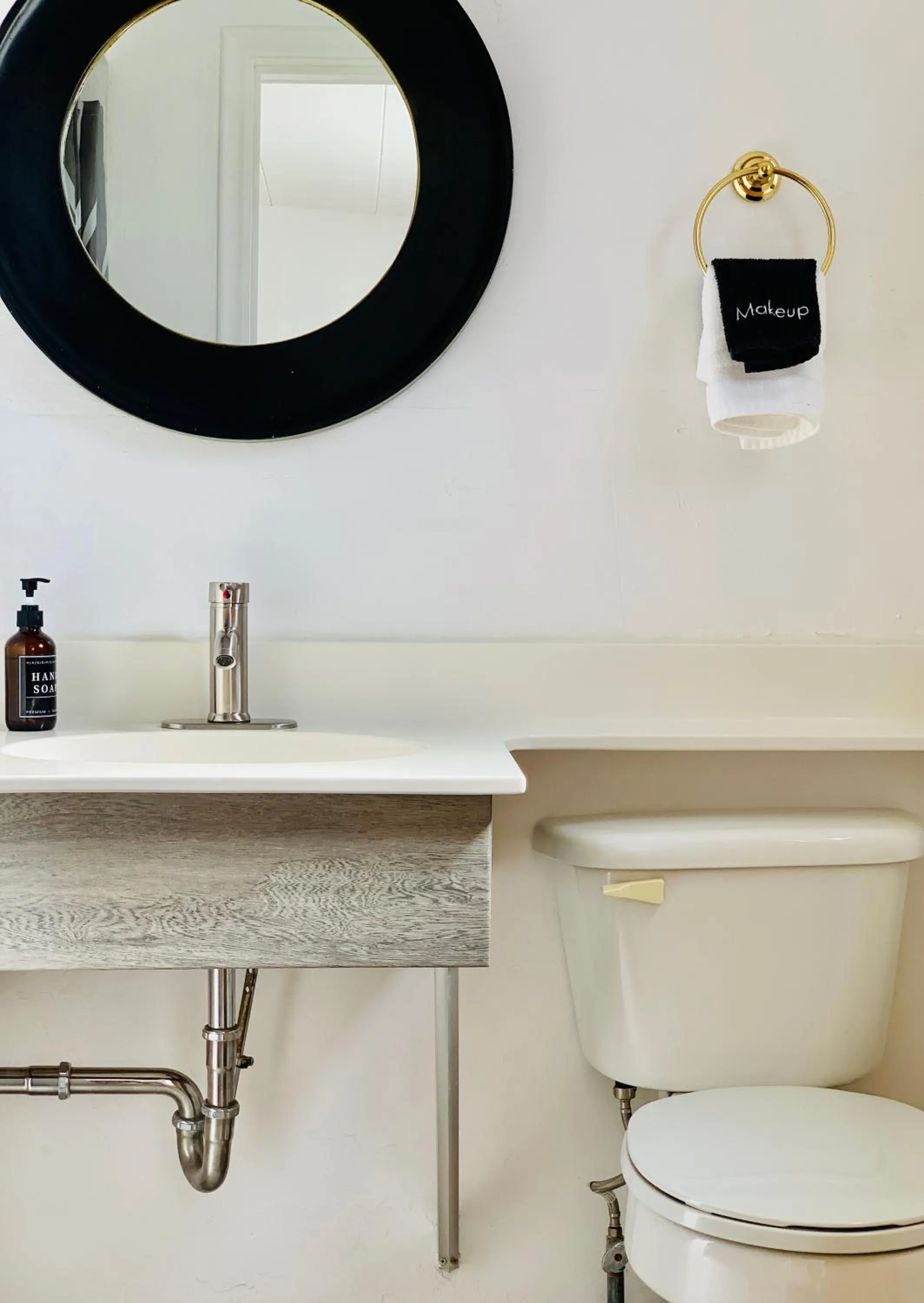 Bathroom in Dragonfly Motor Lodge