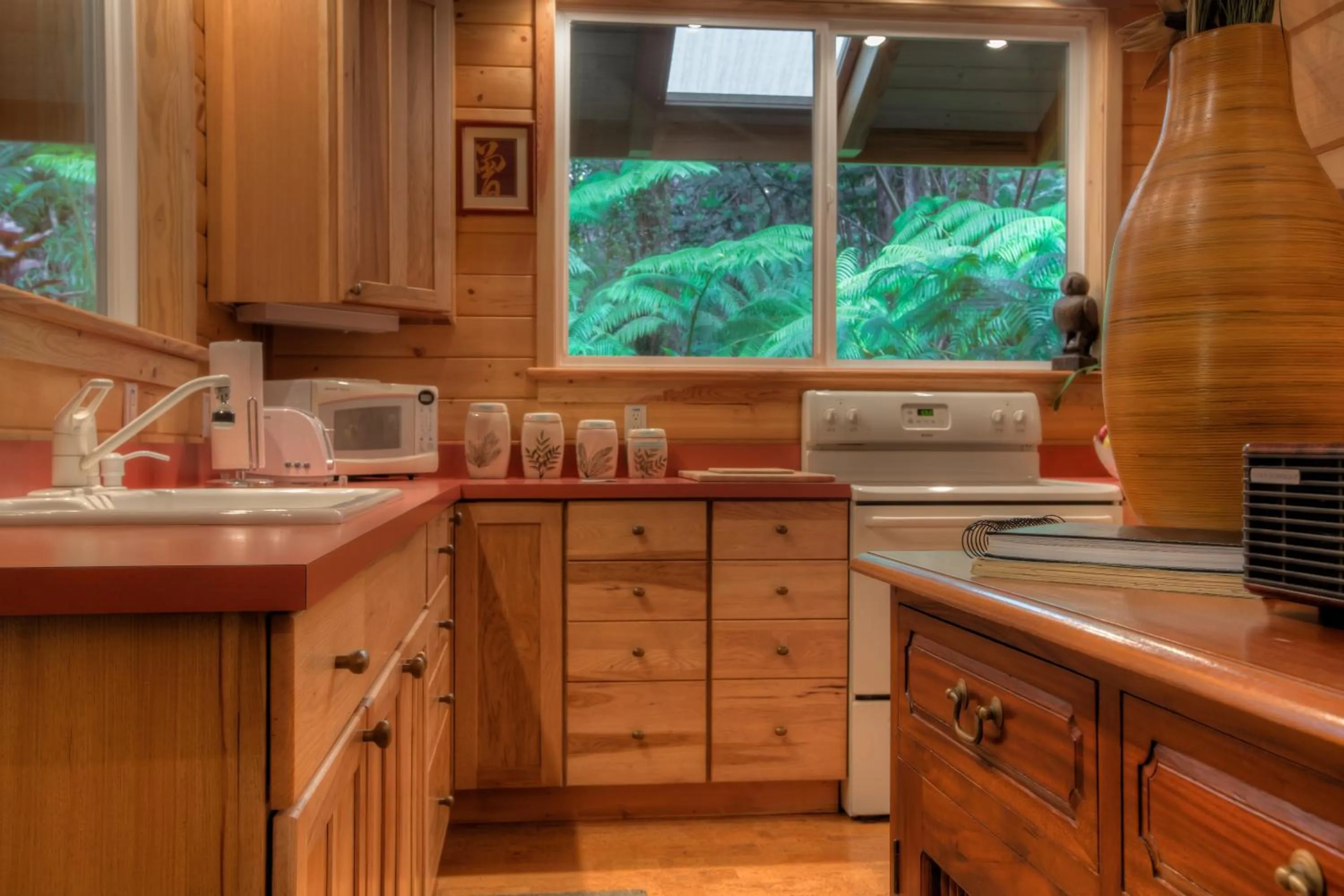 Kitchen or kitchenette in Volcano Mist Cottage