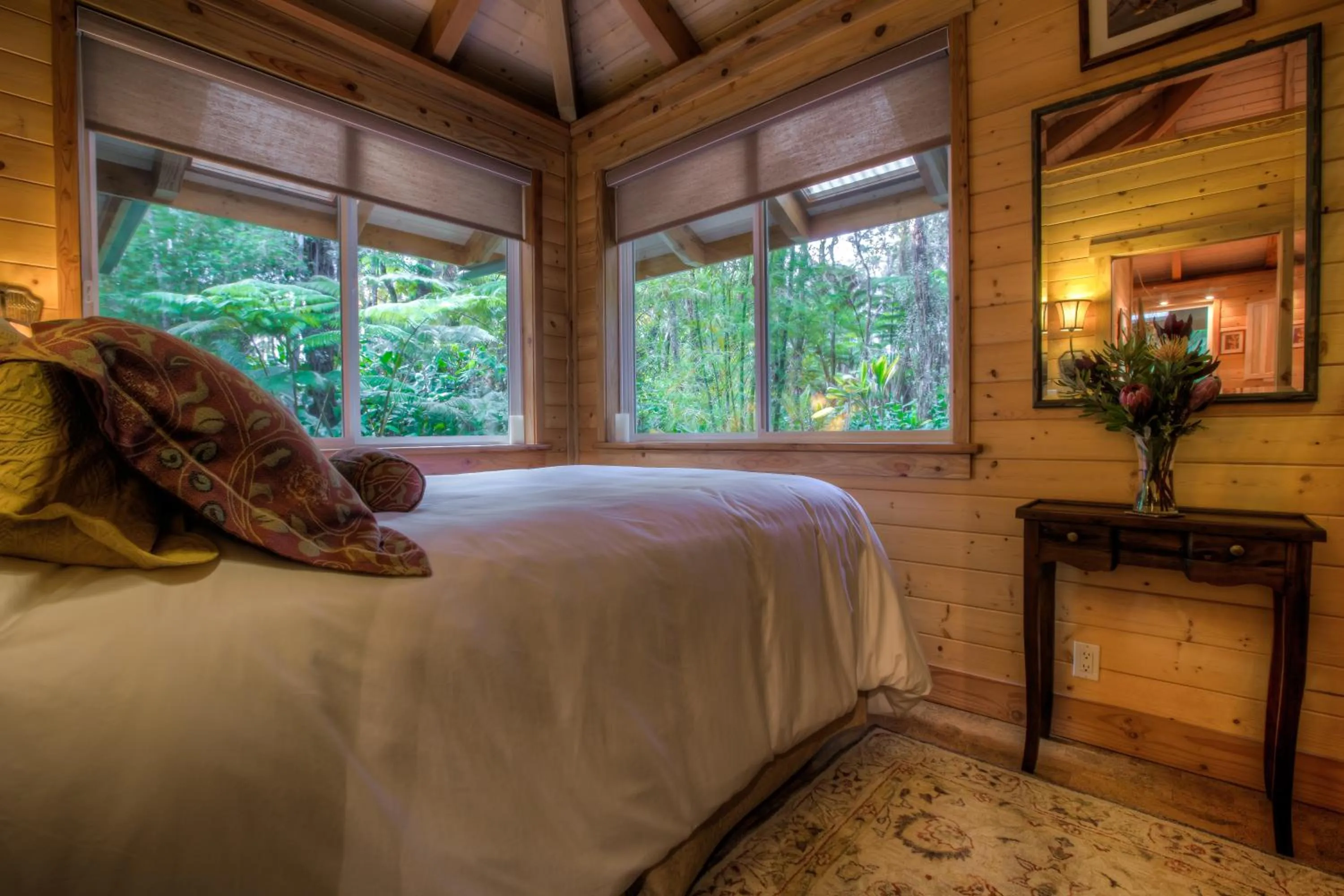 Bedroom, Bed in Volcano Mist Cottage