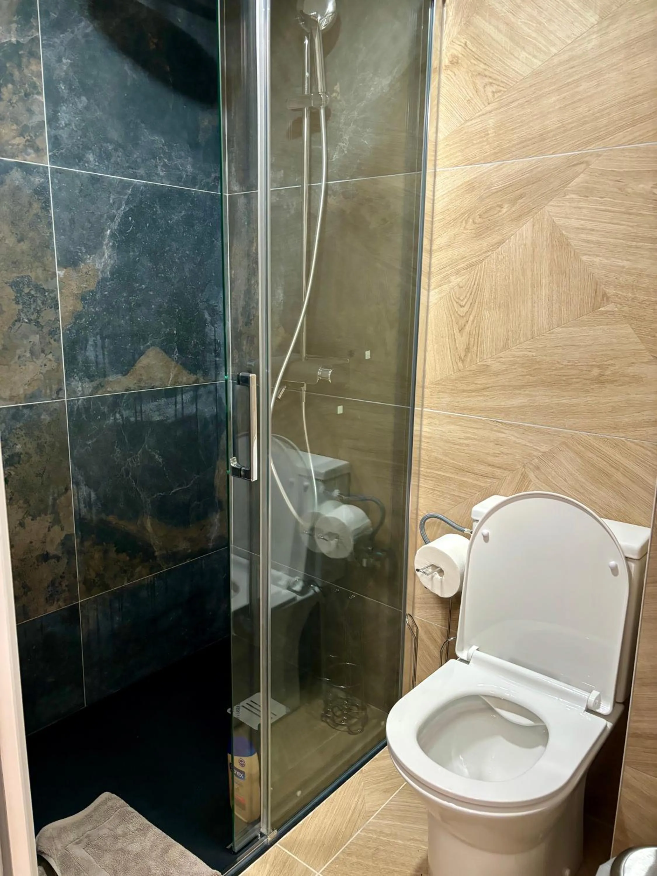 Toilet in TANG Home-Bordeaux Hyper Centre