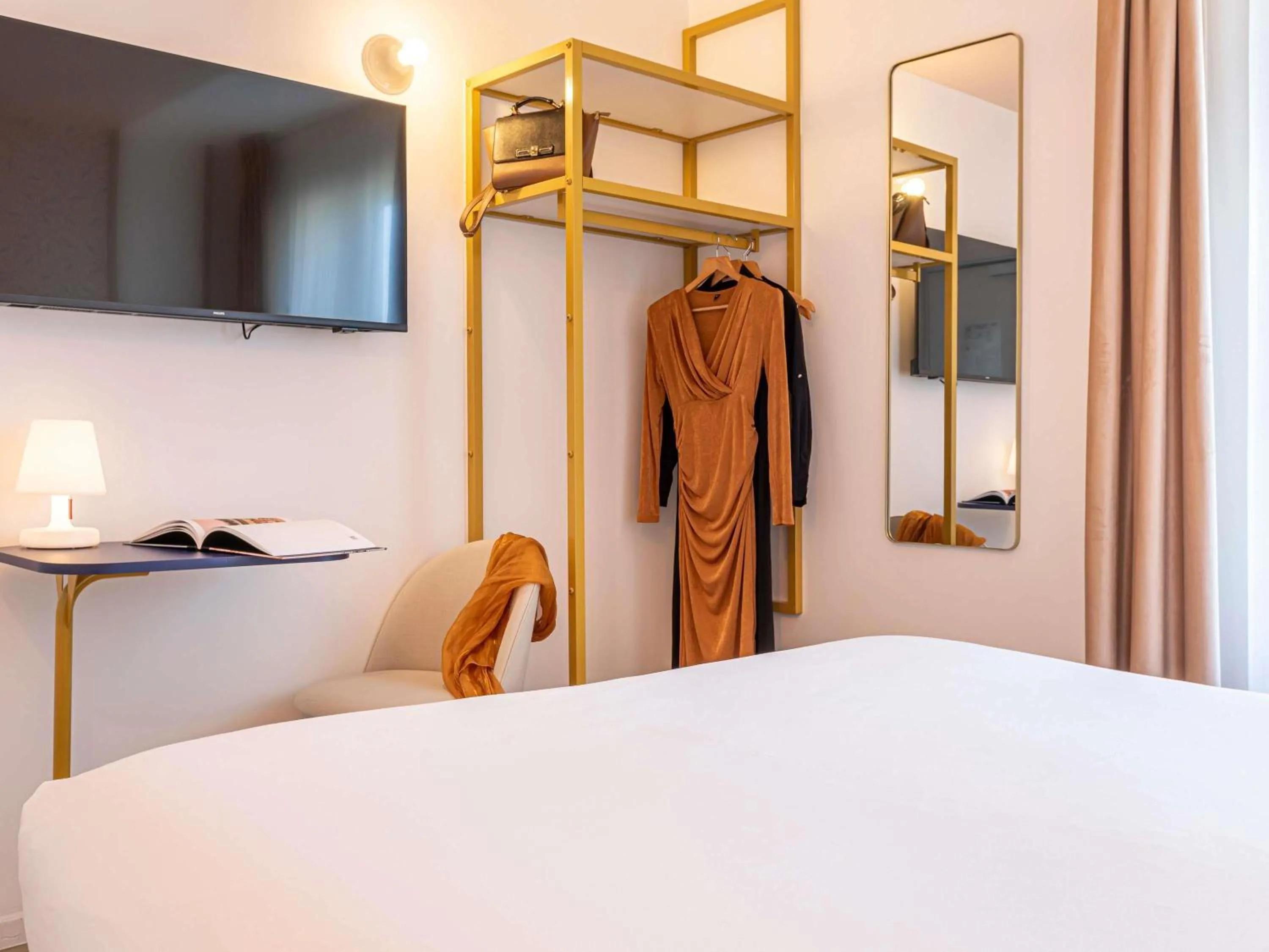 Bedroom, Bed in ibis Styles Paris Eiffel Cambronne