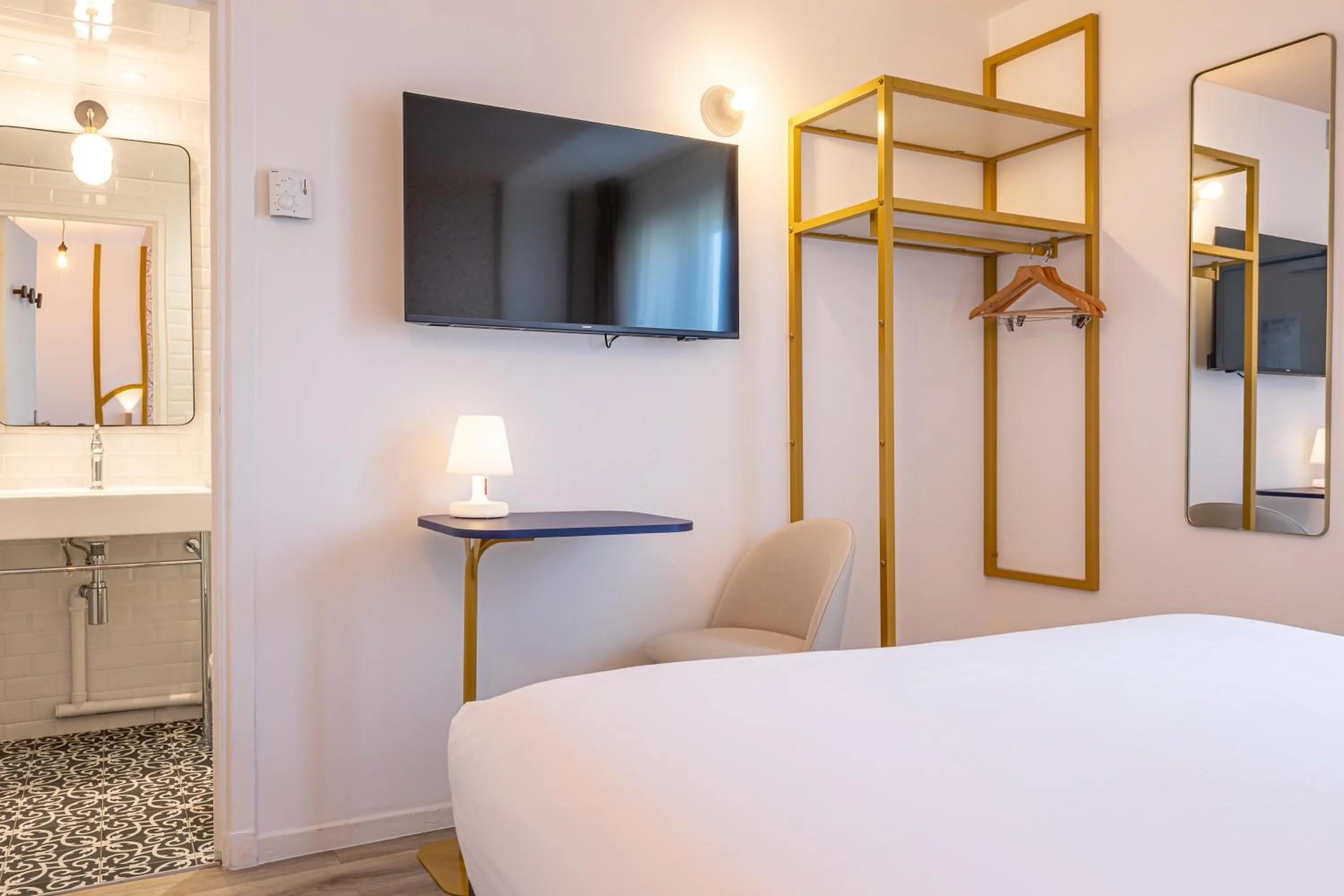 Bedroom, Bed in ibis Styles Paris Eiffel Cambronne