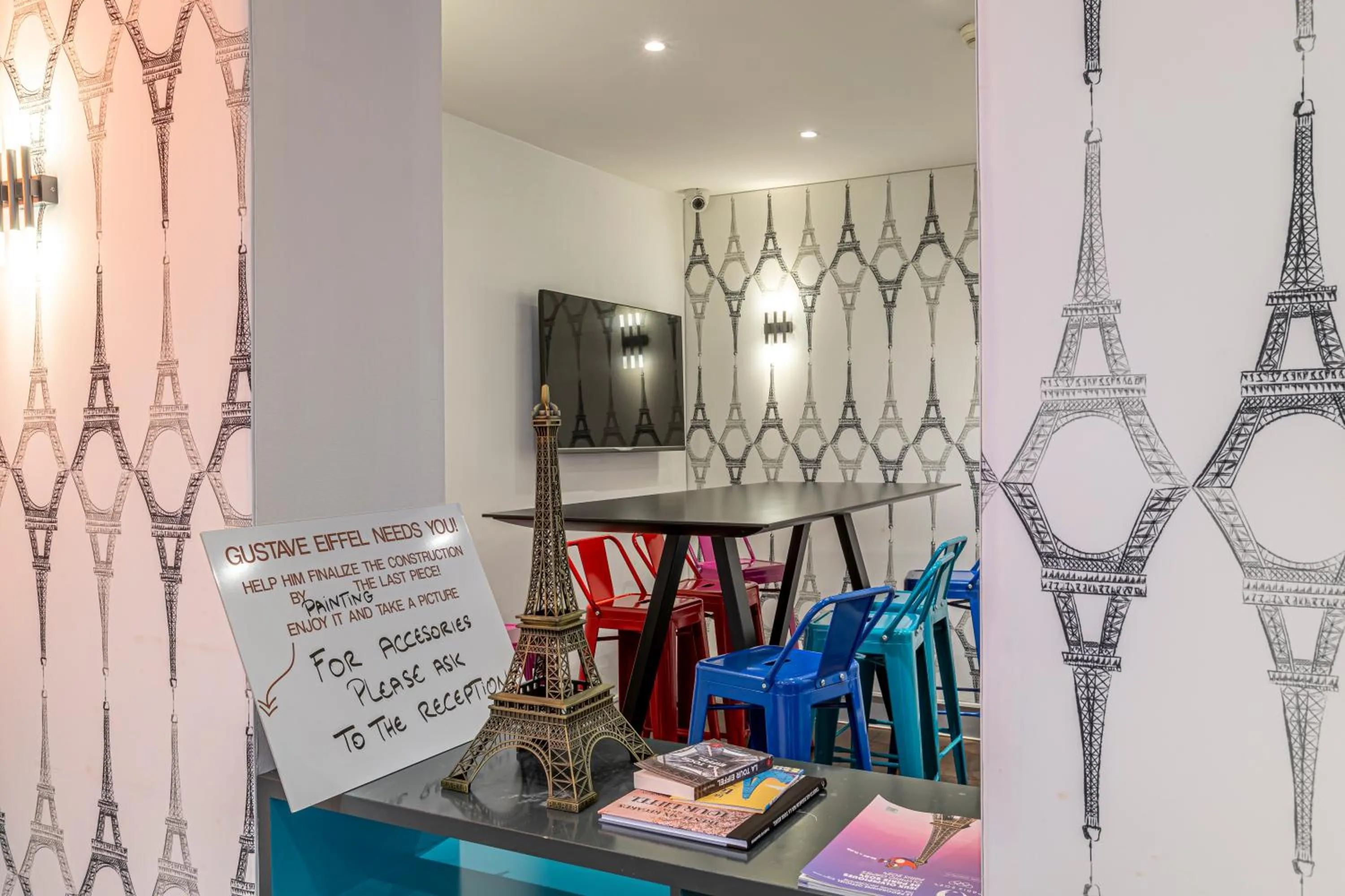 Communal lounge/ TV room in ibis Styles Paris Eiffel Cambronne