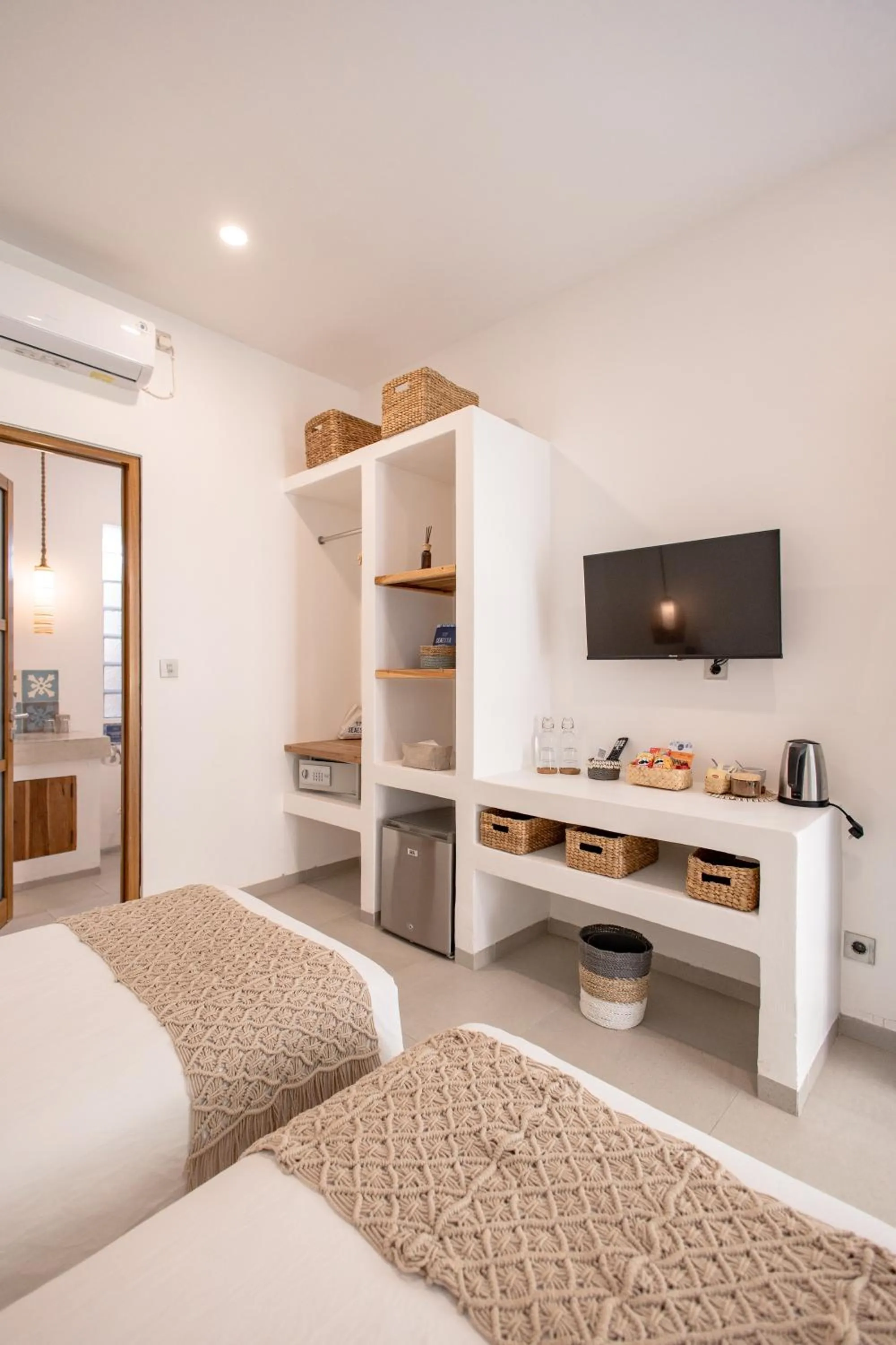 TV and multimedia, Bed in Seaesta Komodo Hotel & Hostel