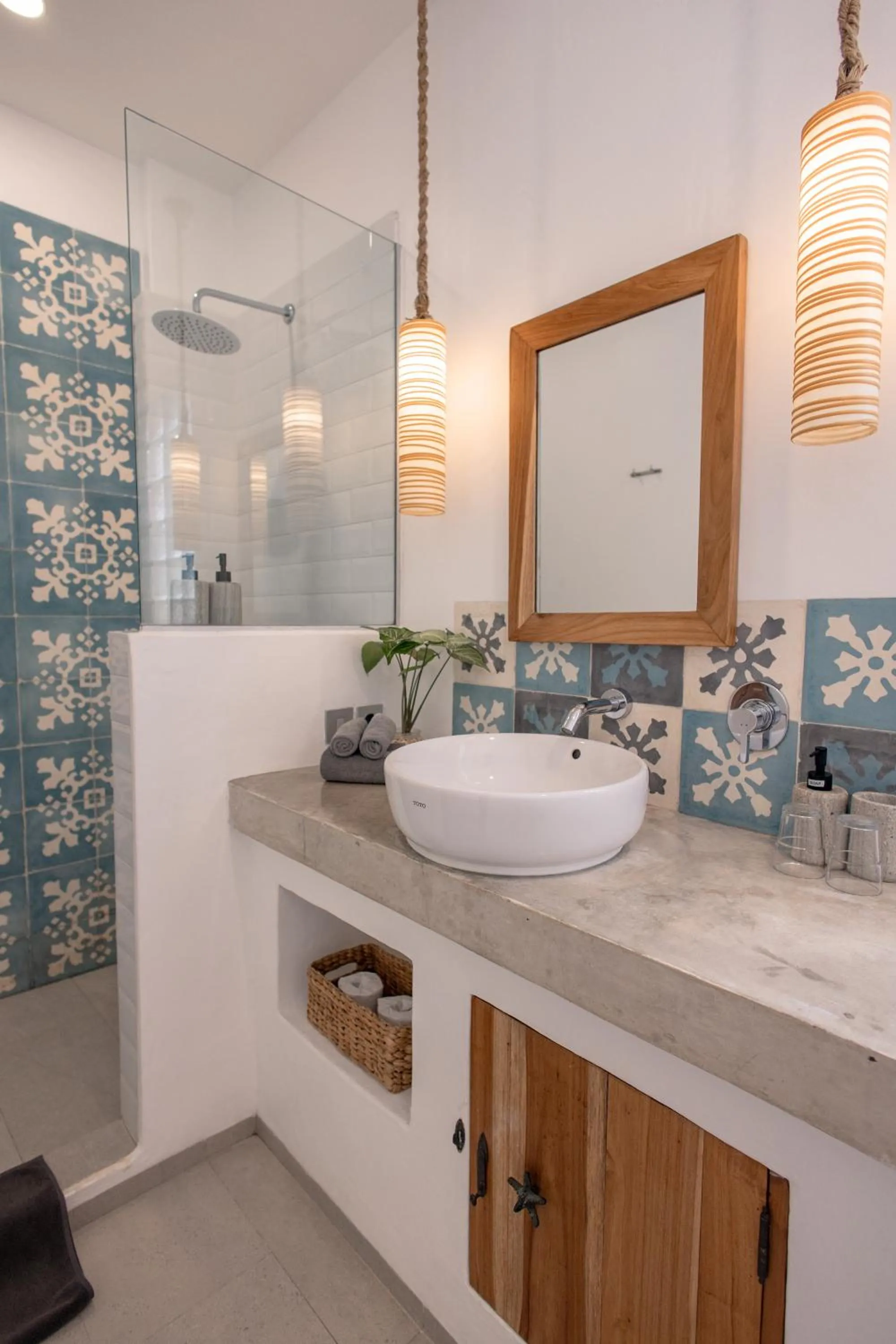 Shower in Seaesta Komodo Hotel & Hostel