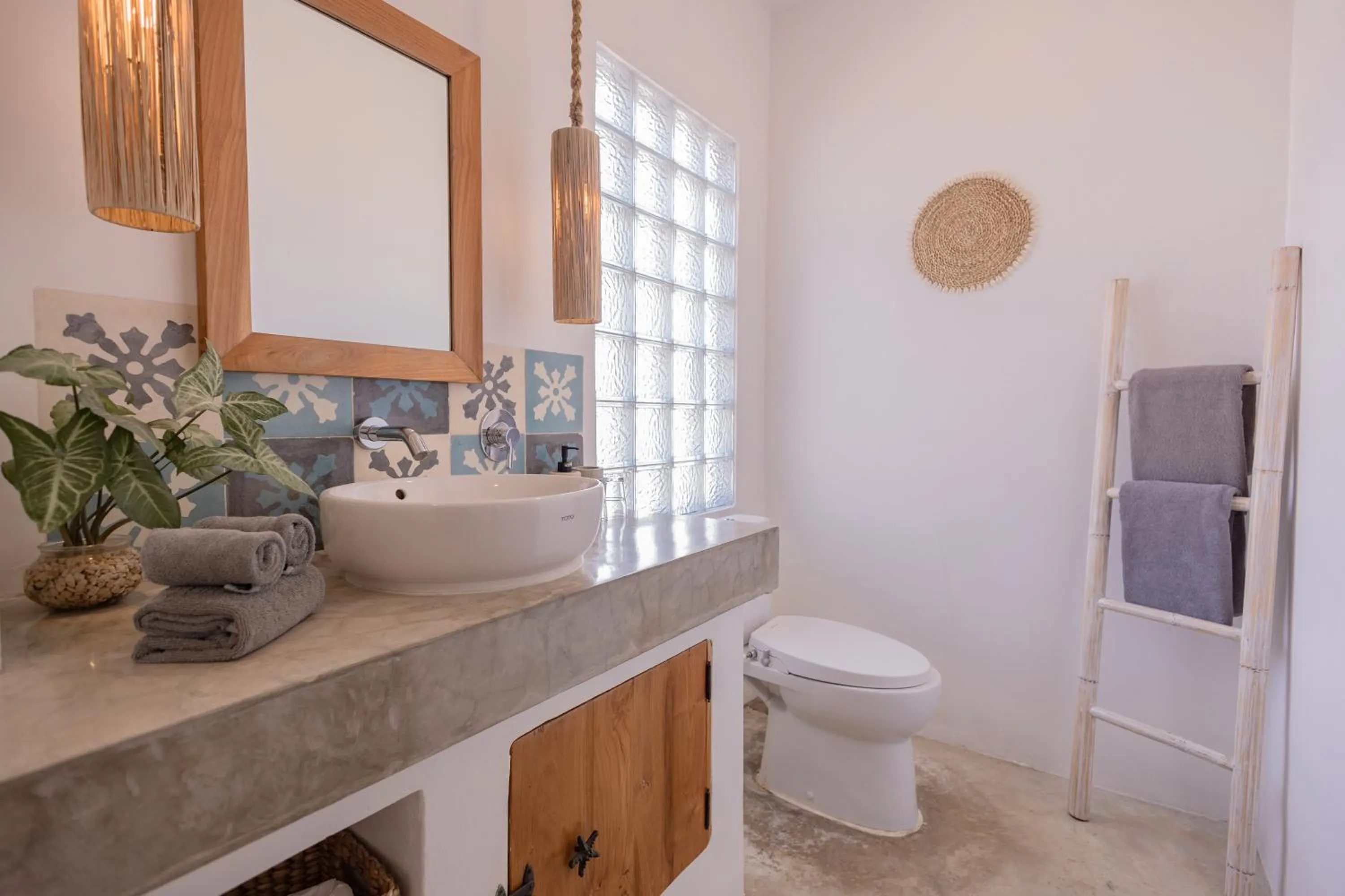 Toilet in Seaesta Komodo Hotel & Hostel