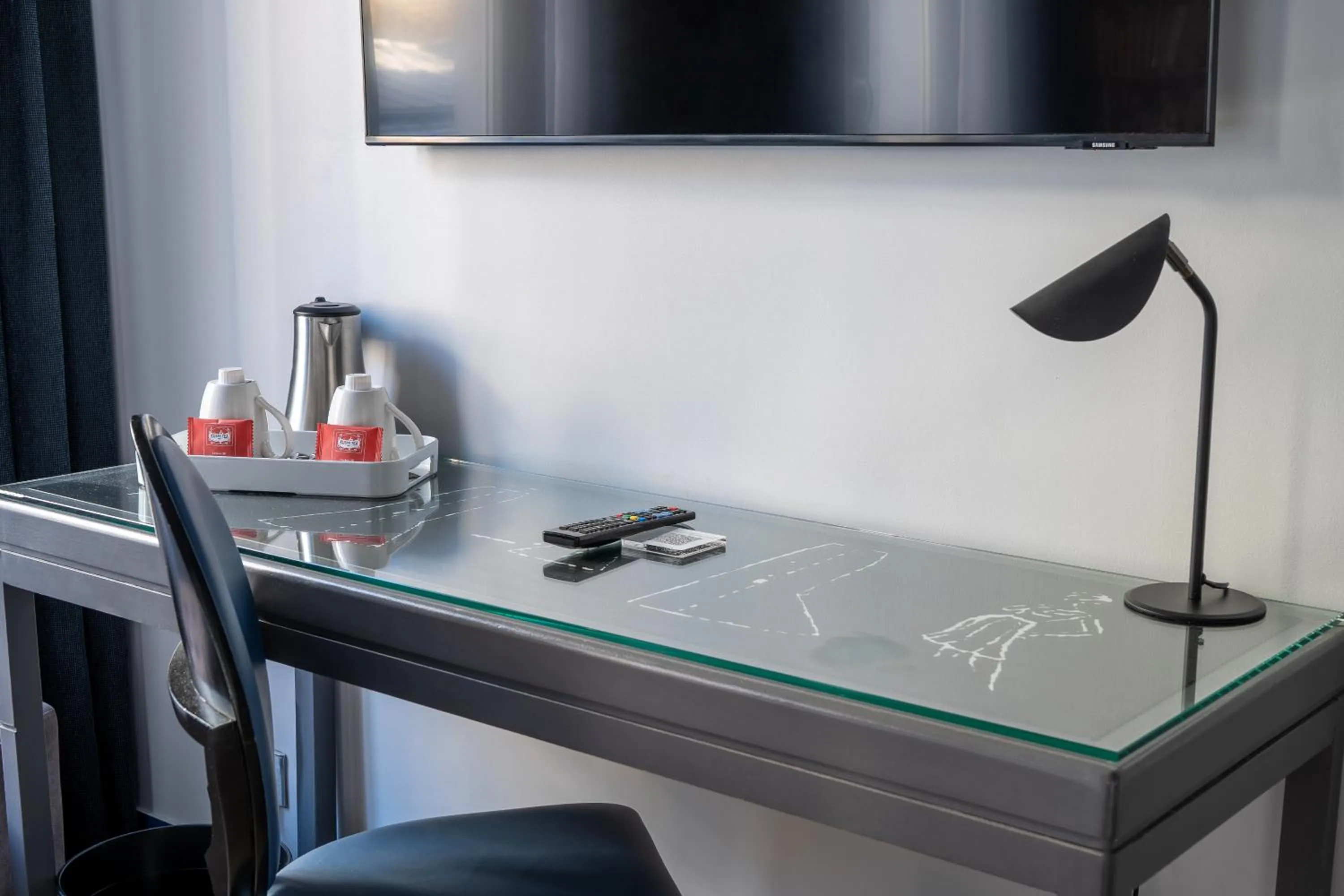 TV and multimedia in Hotel Mademoiselle