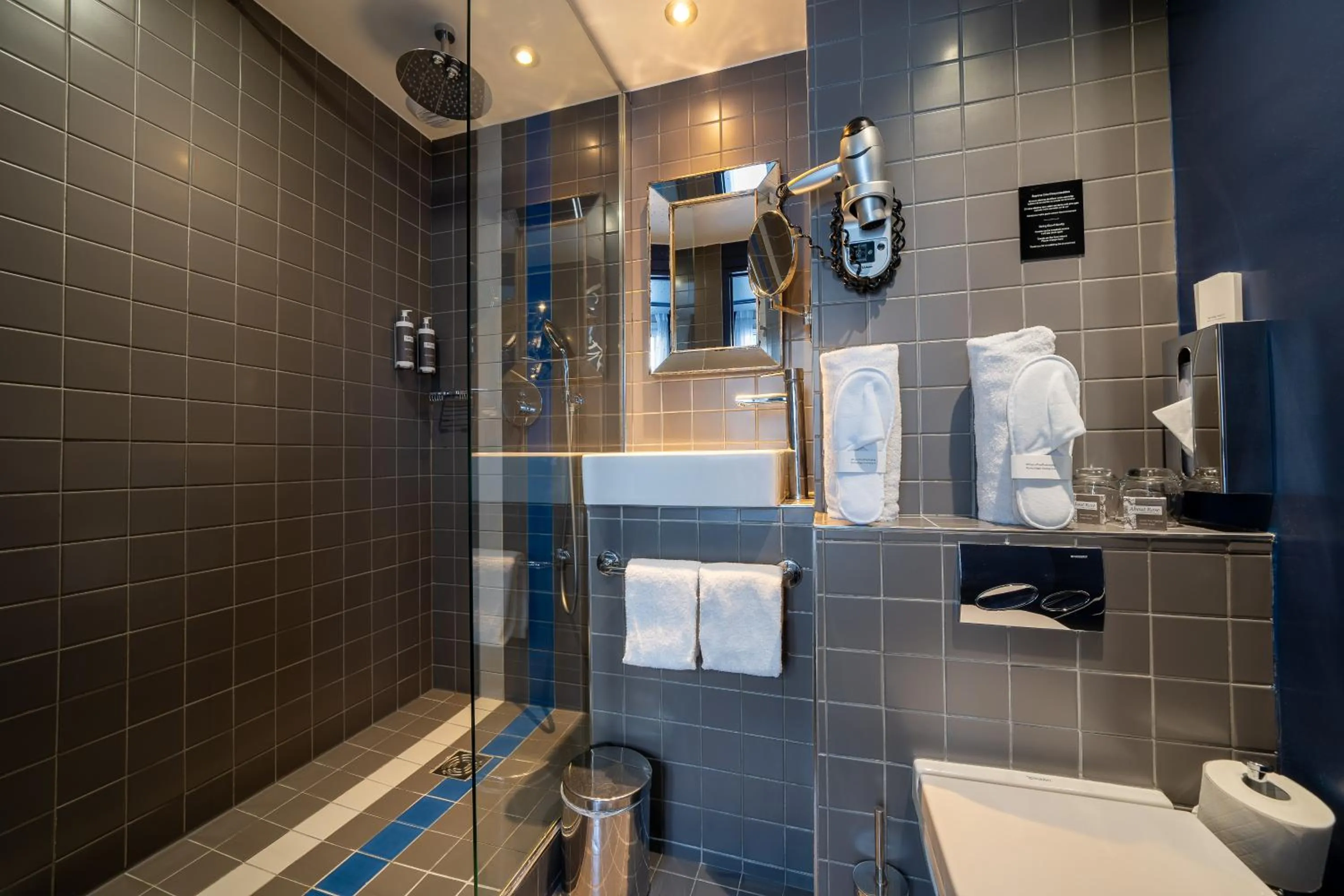 Shower in Hotel Mademoiselle