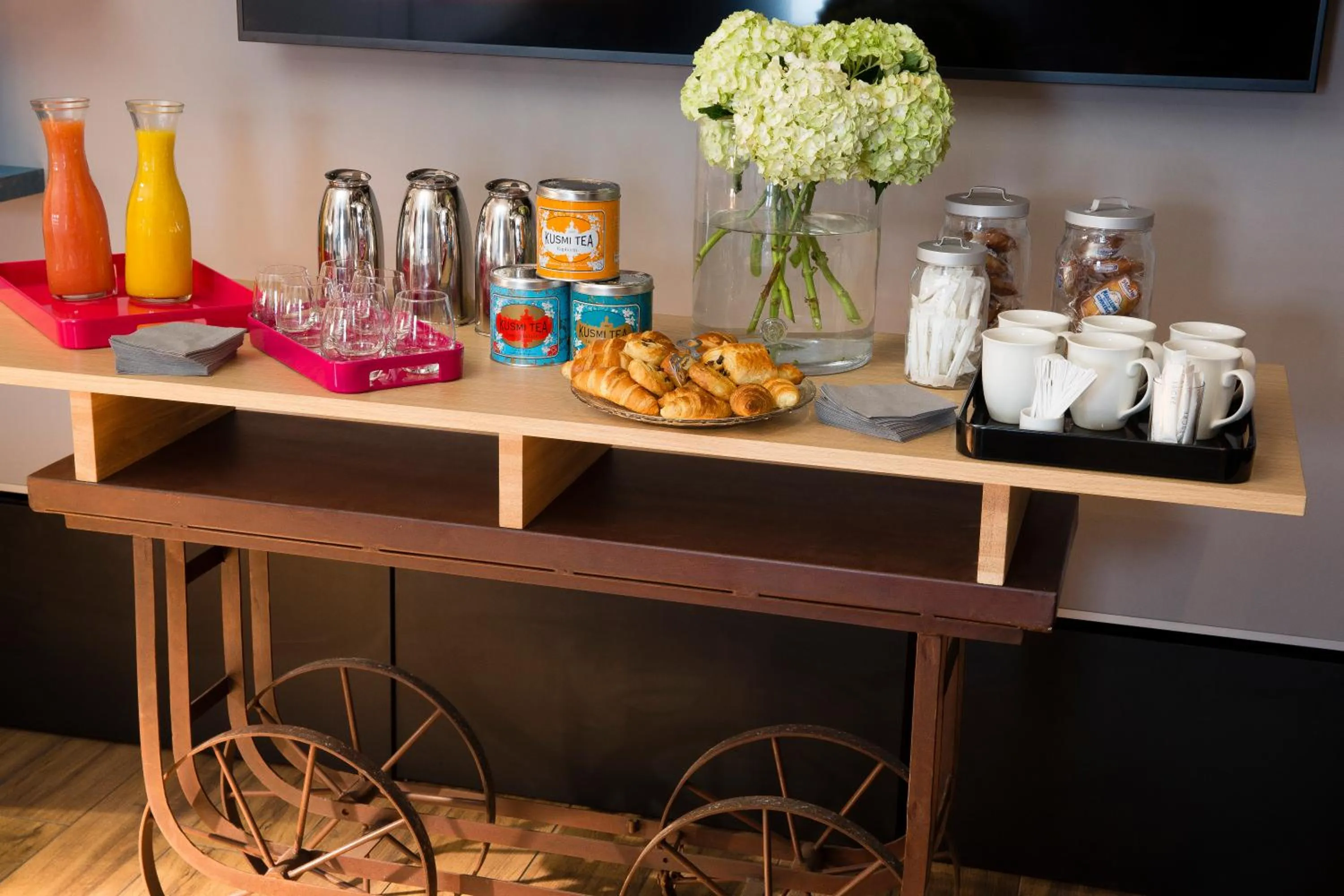 Communal lounge/ TV room in Hotel Mademoiselle