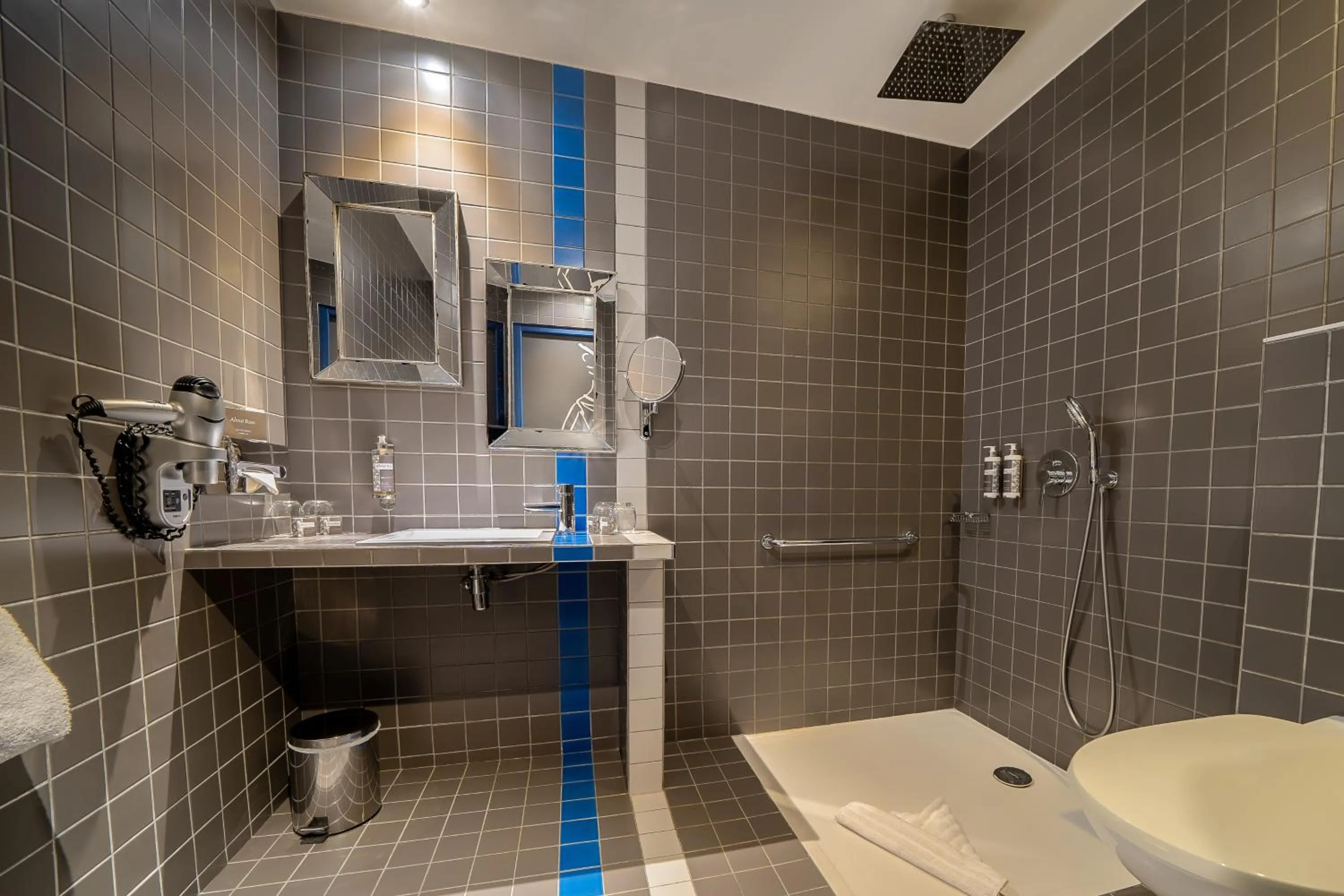 Shower in Hotel Mademoiselle