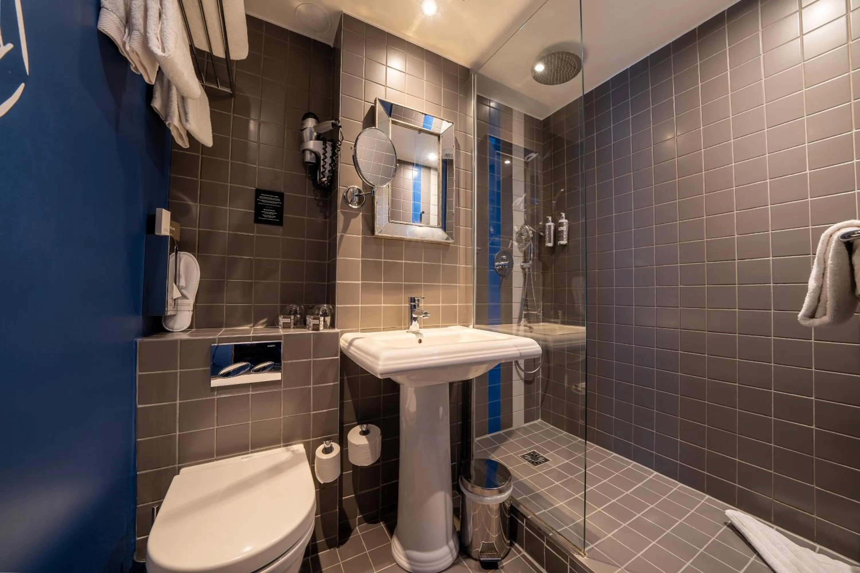 Shower in Hotel Mademoiselle