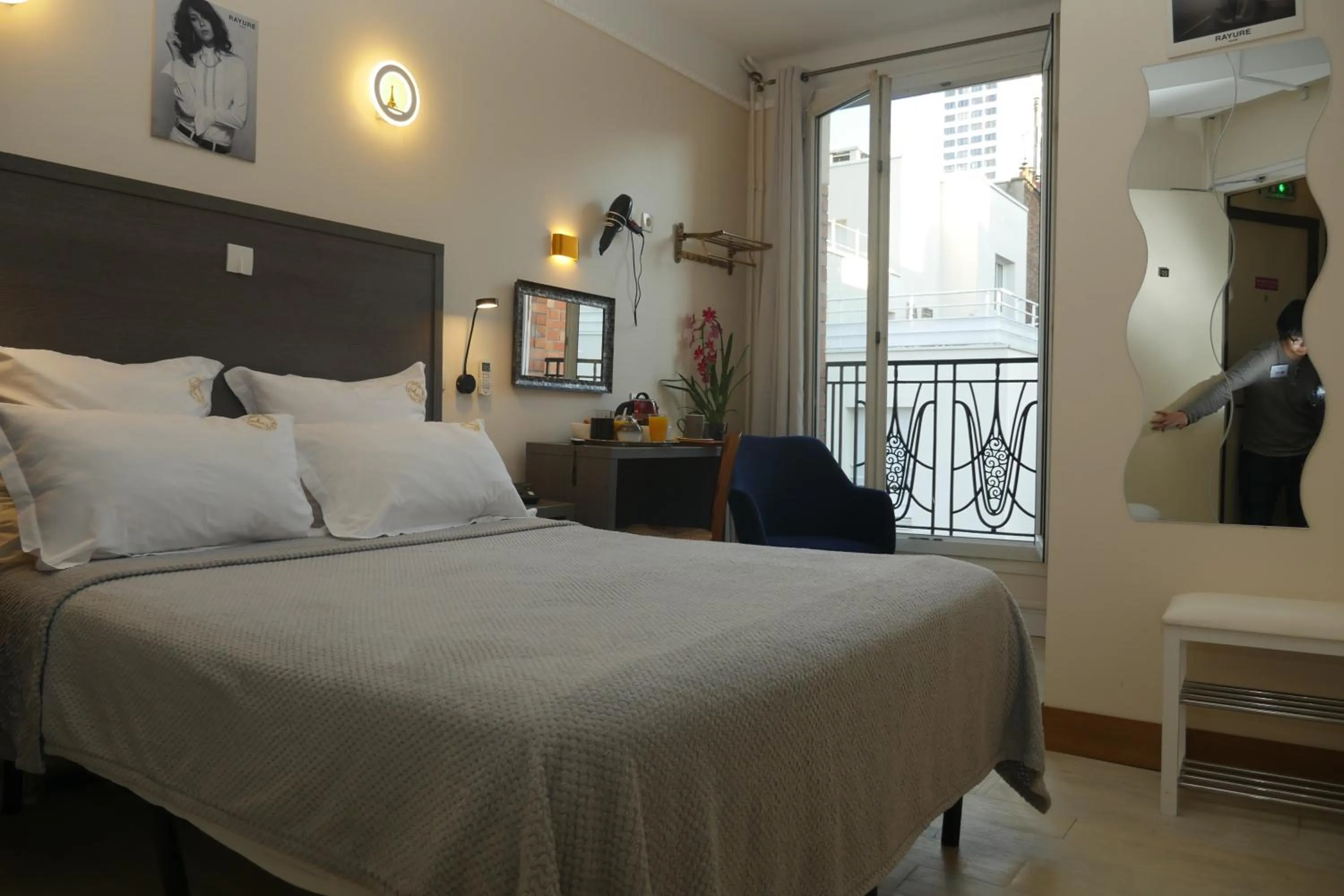 Staff, Bed in Hotel Novex Paris