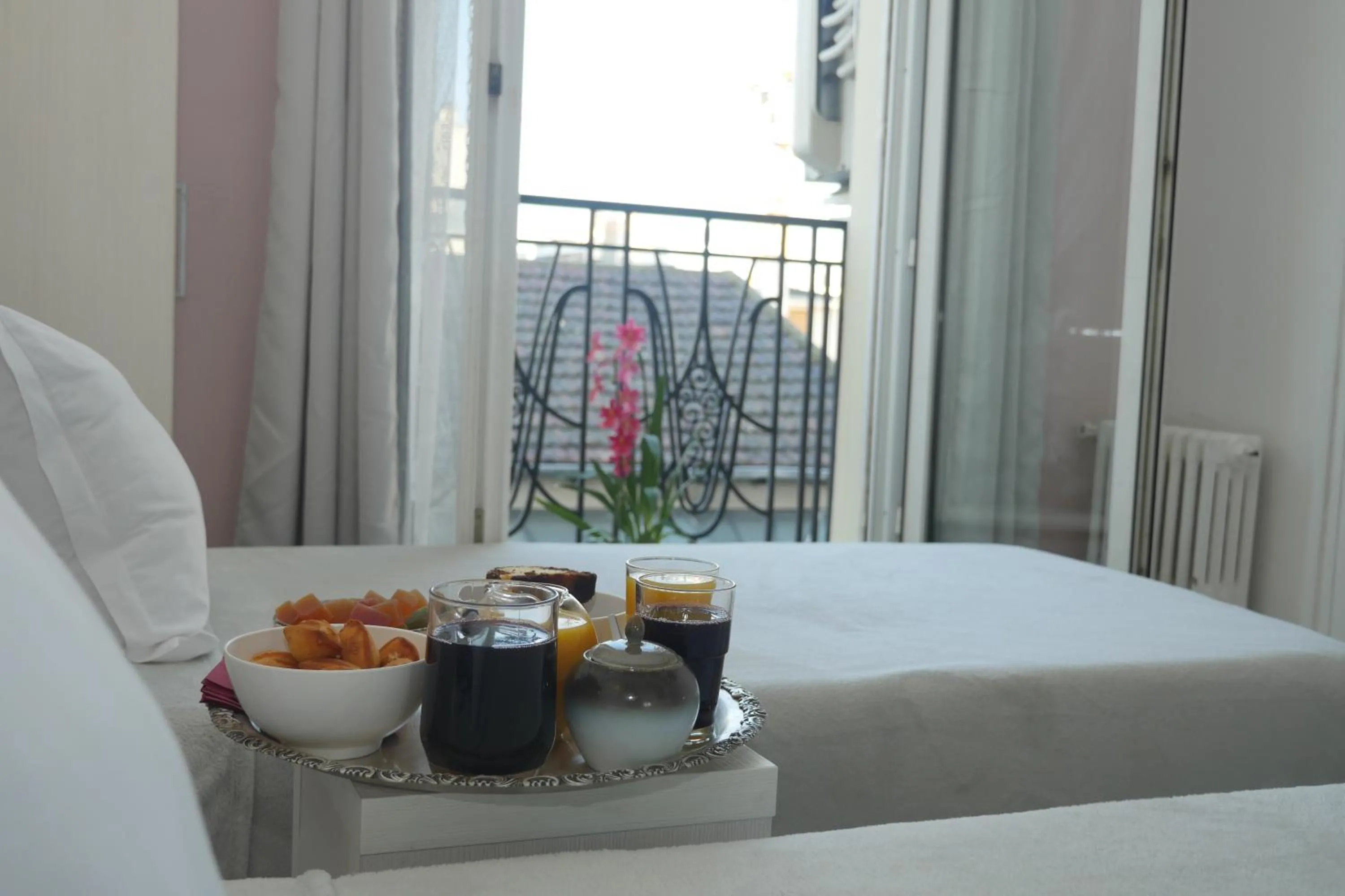 Staff, Bed in Hotel Novex Paris