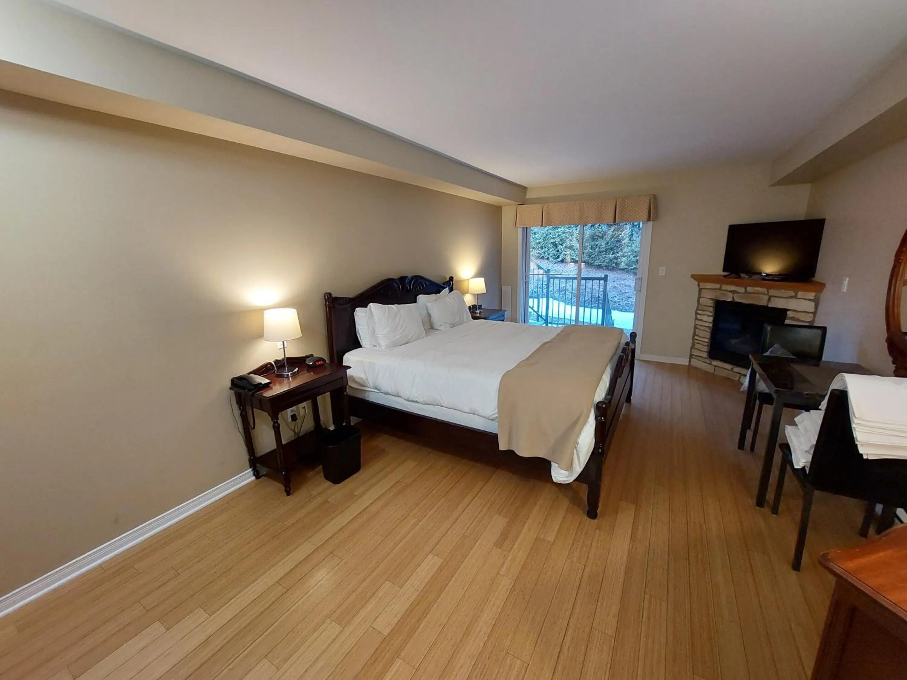 Bed in Studio-hôtel Villegiature Saint-Sauveur