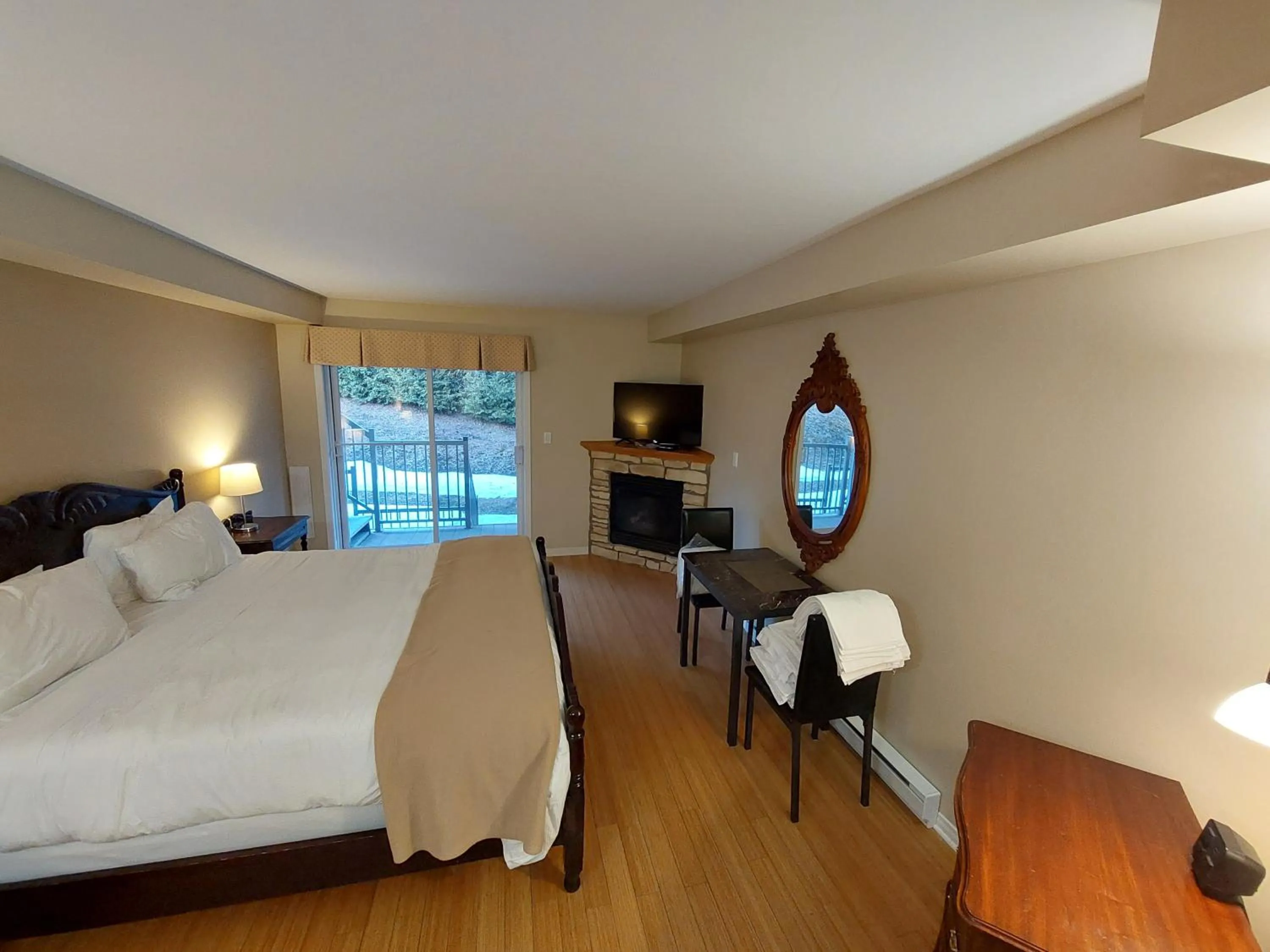 Bed in Studio-hôtel Villegiature Saint-Sauveur